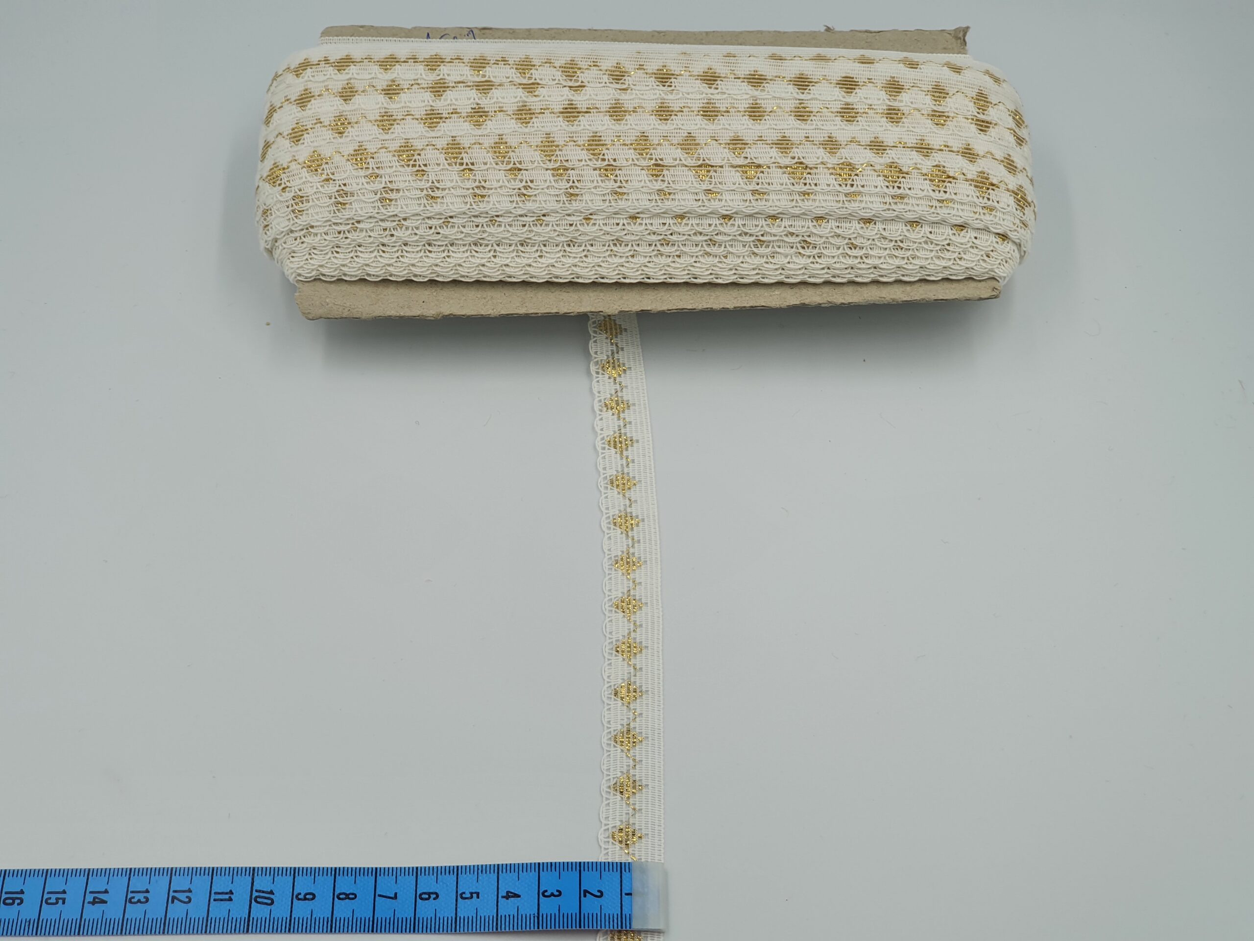 Broderie alba cu auriu model din fir de matase