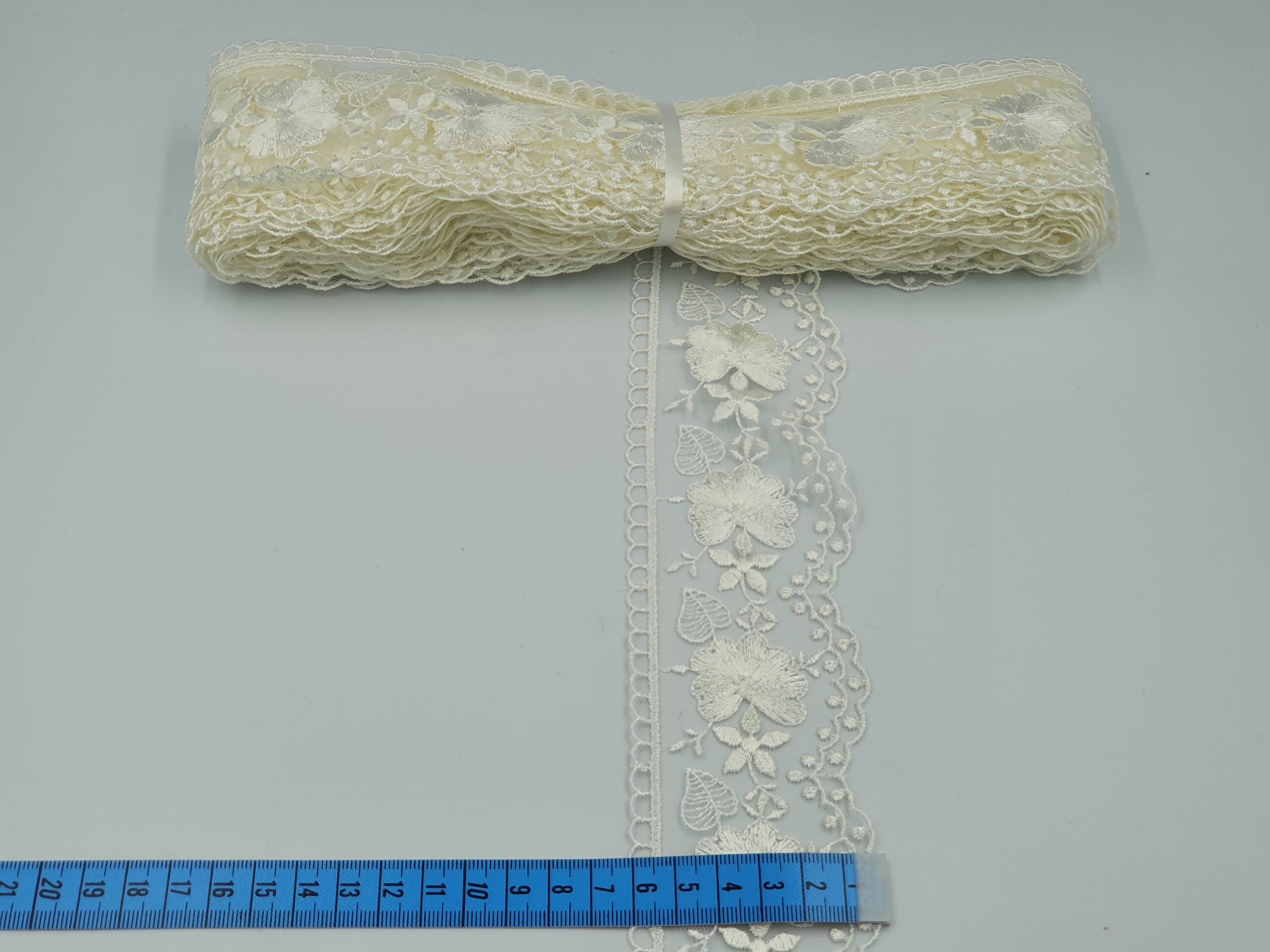 Broderie crem model din fir de matase