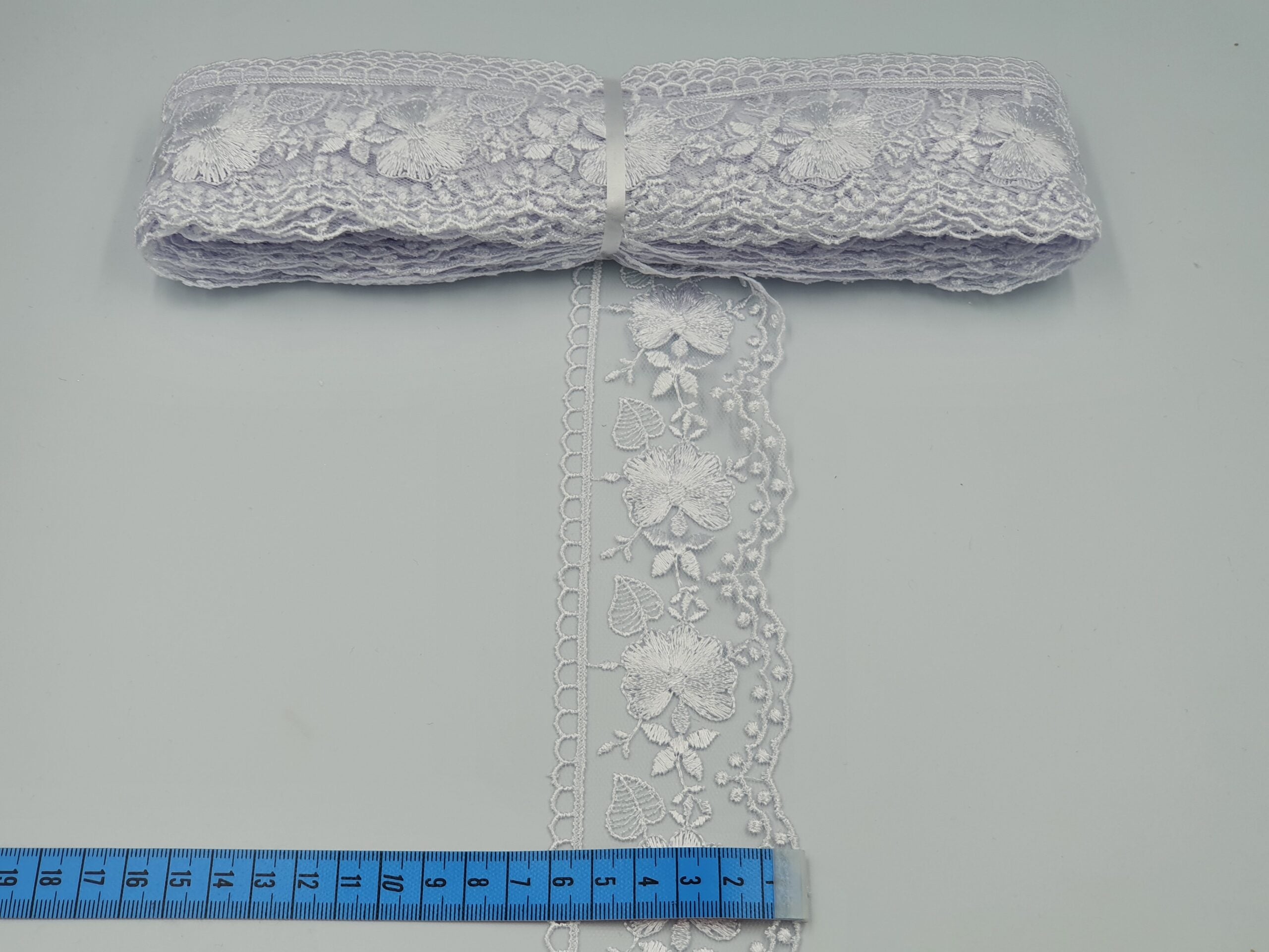 Broderie alb model din fir de matase