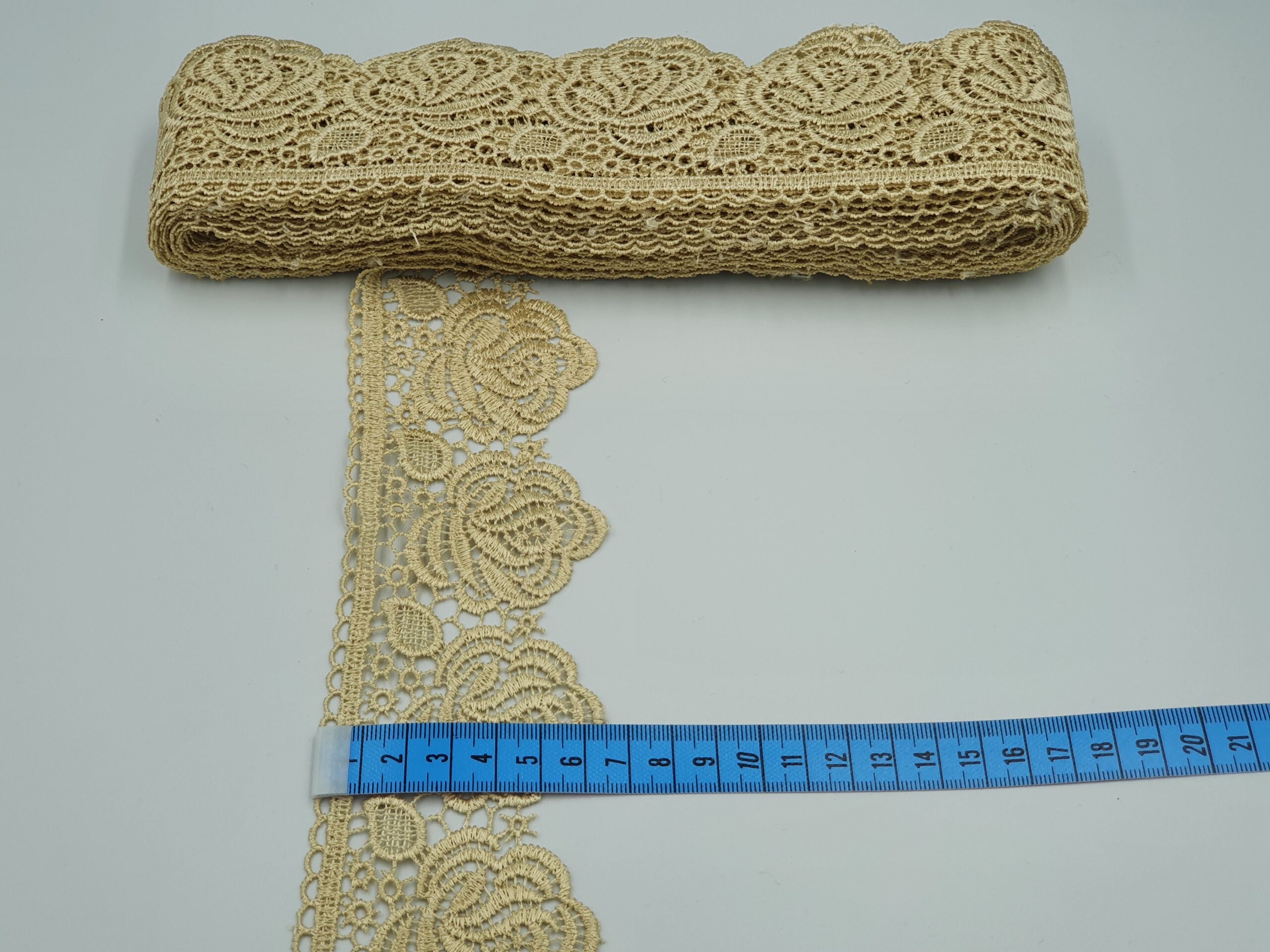 Broderie bej model din fir de matase
