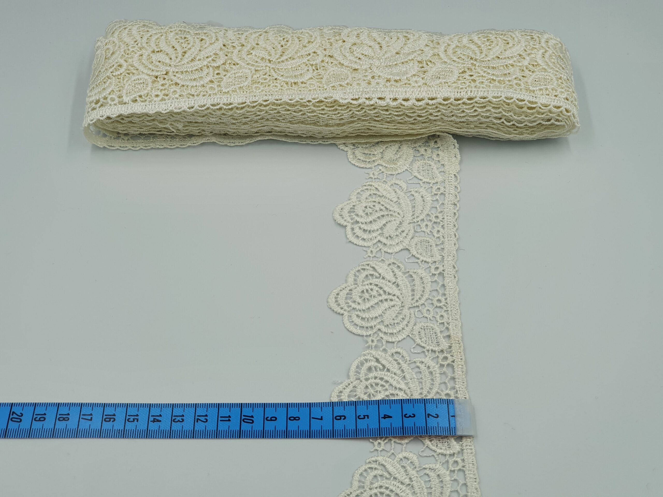 Broderie crem model din fir de matase