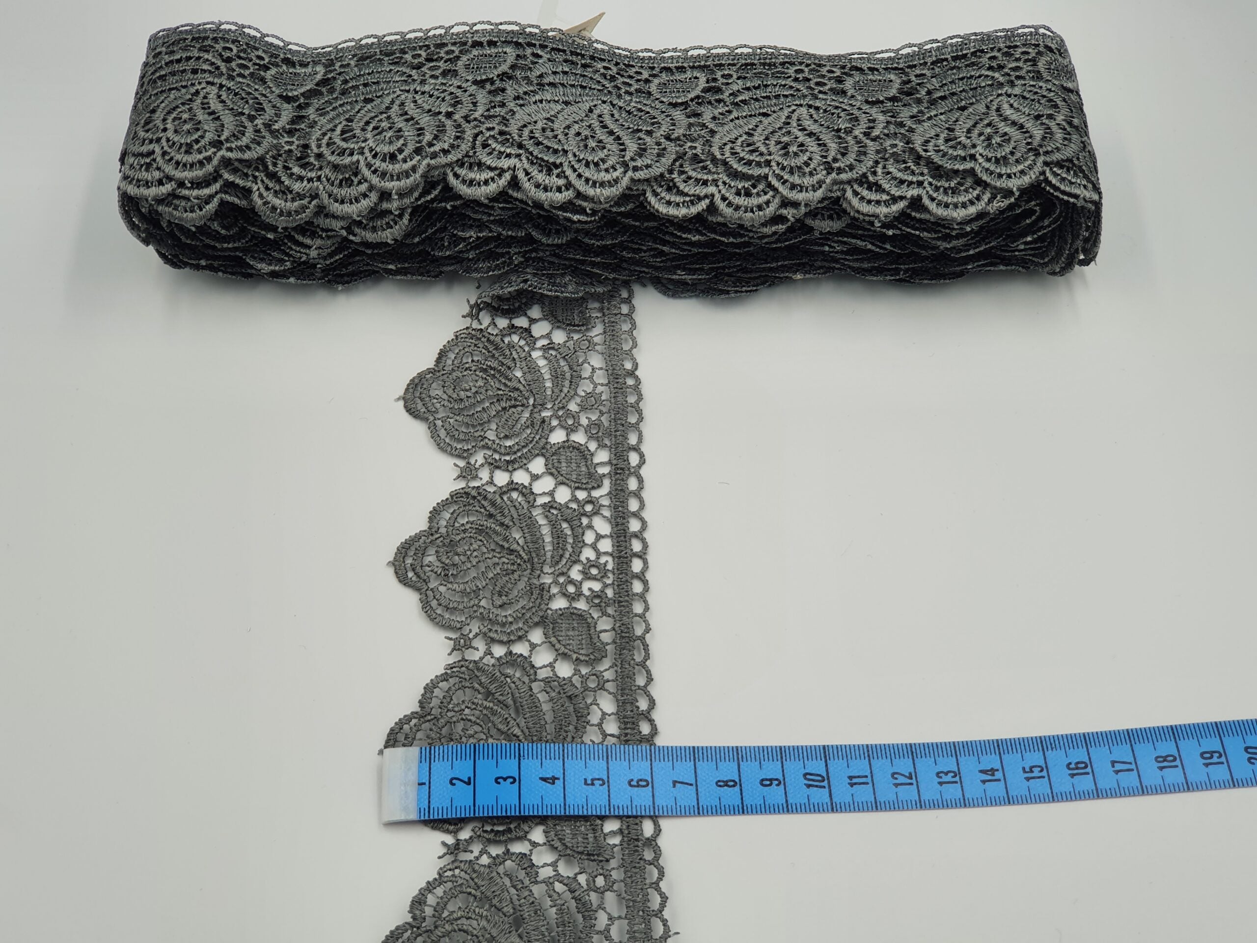 Broderie gri model din fir de matase