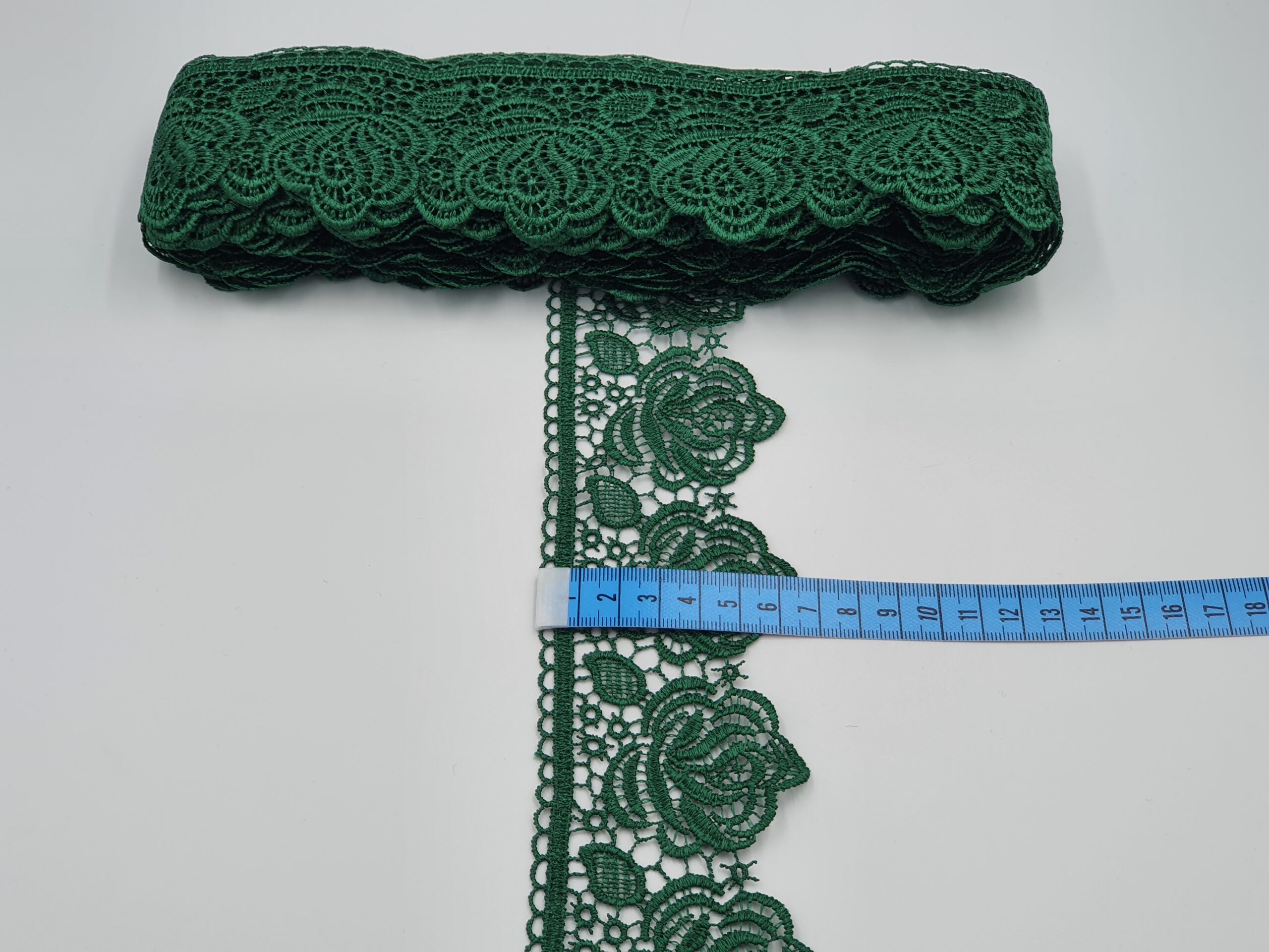 Broderie verde model din fir de matase