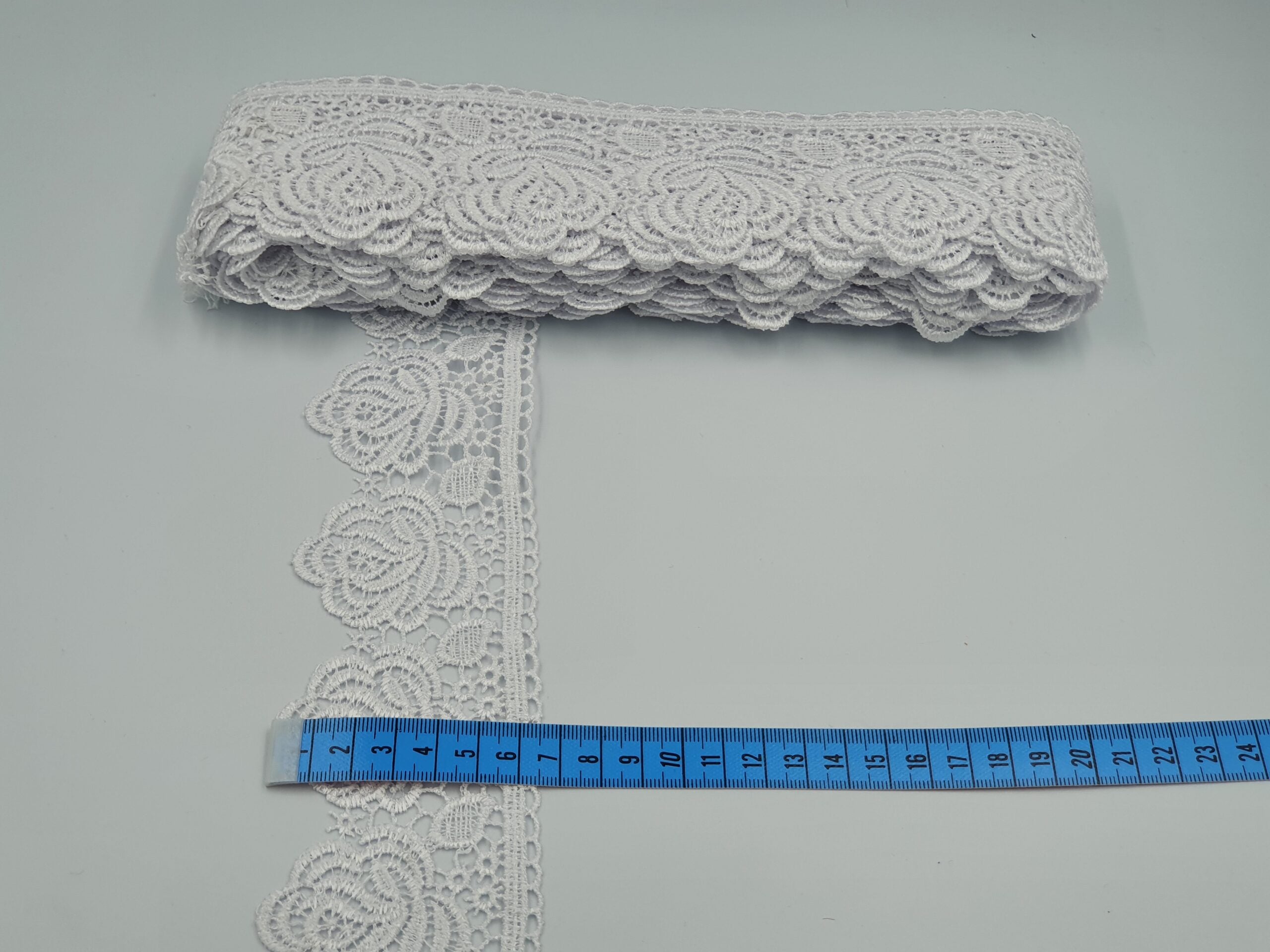 Broderie alba model din fir de matase