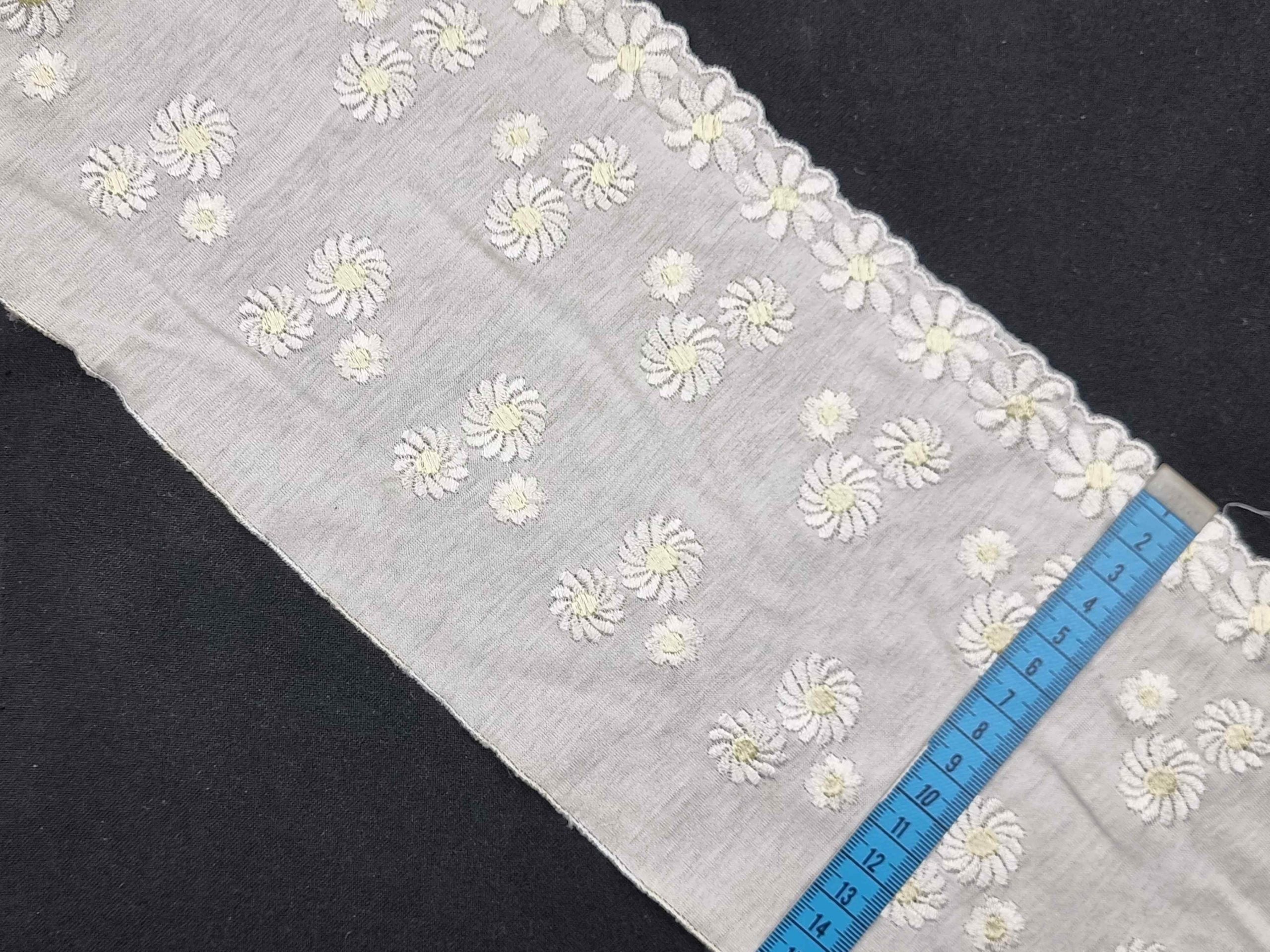 Dantela Bumbac, pe pânză, lățime 15 cm, model floral cu galben