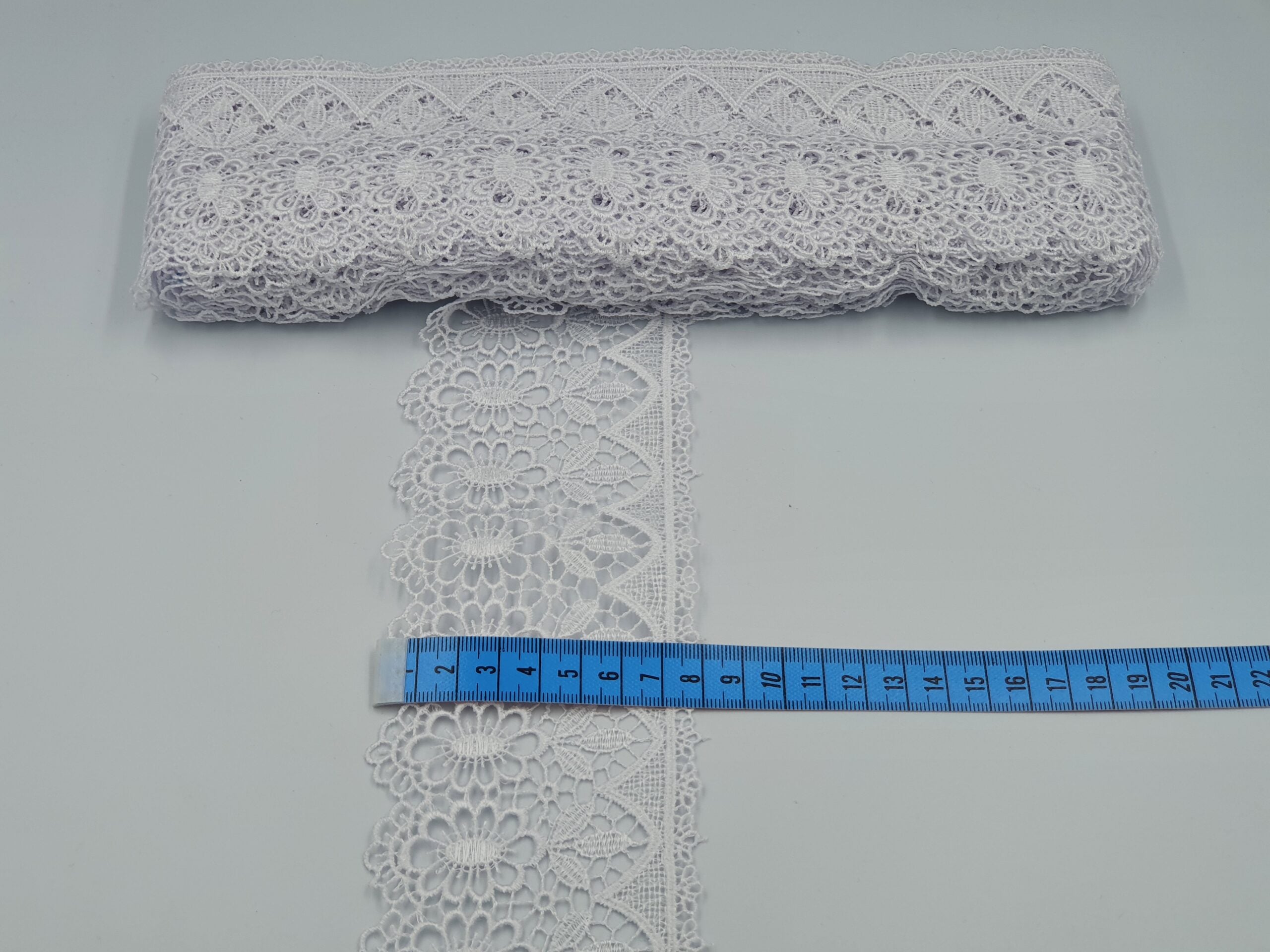 Broderie alba model din fir de matase