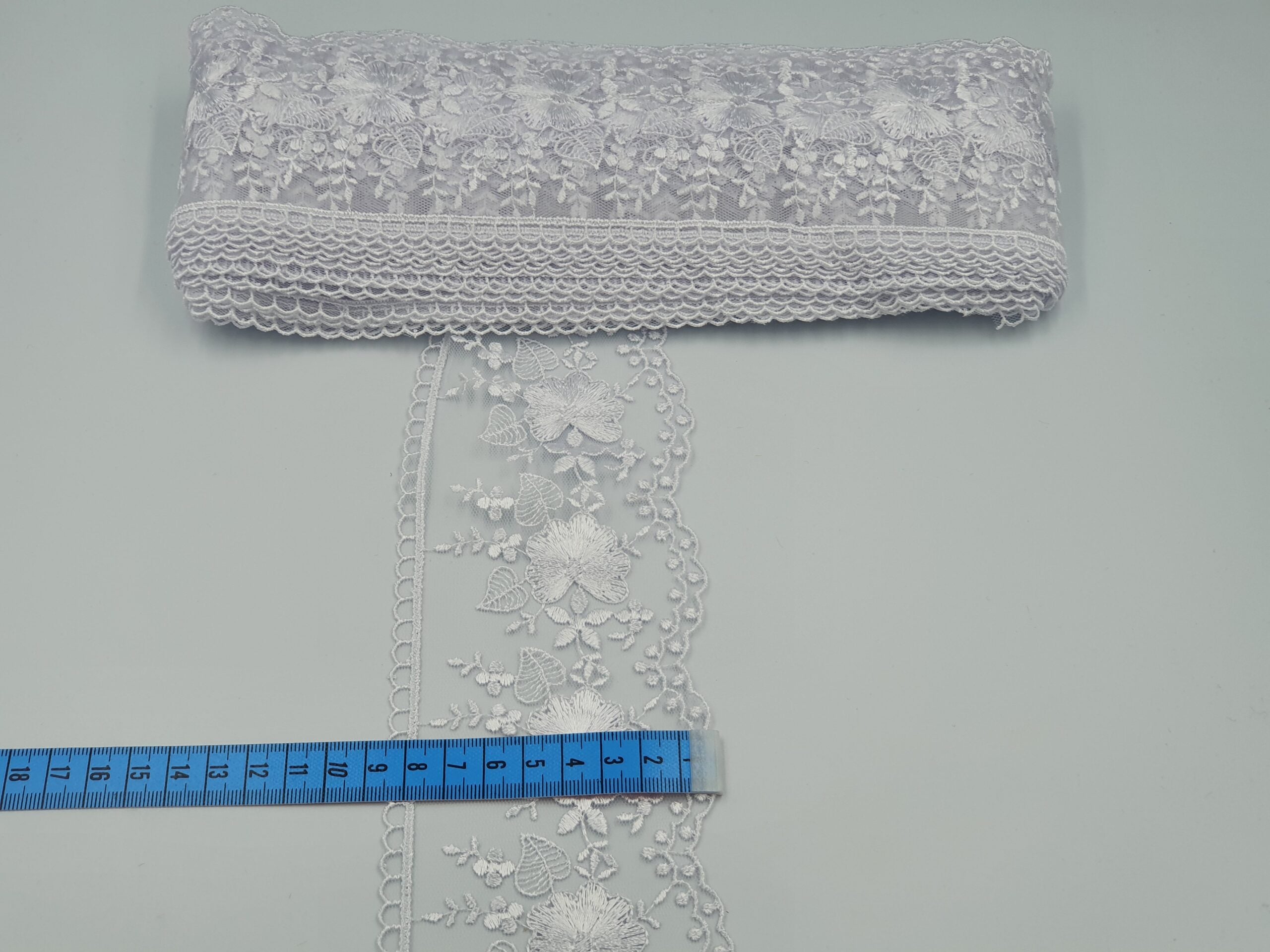 Broderie alba model din fir de matase