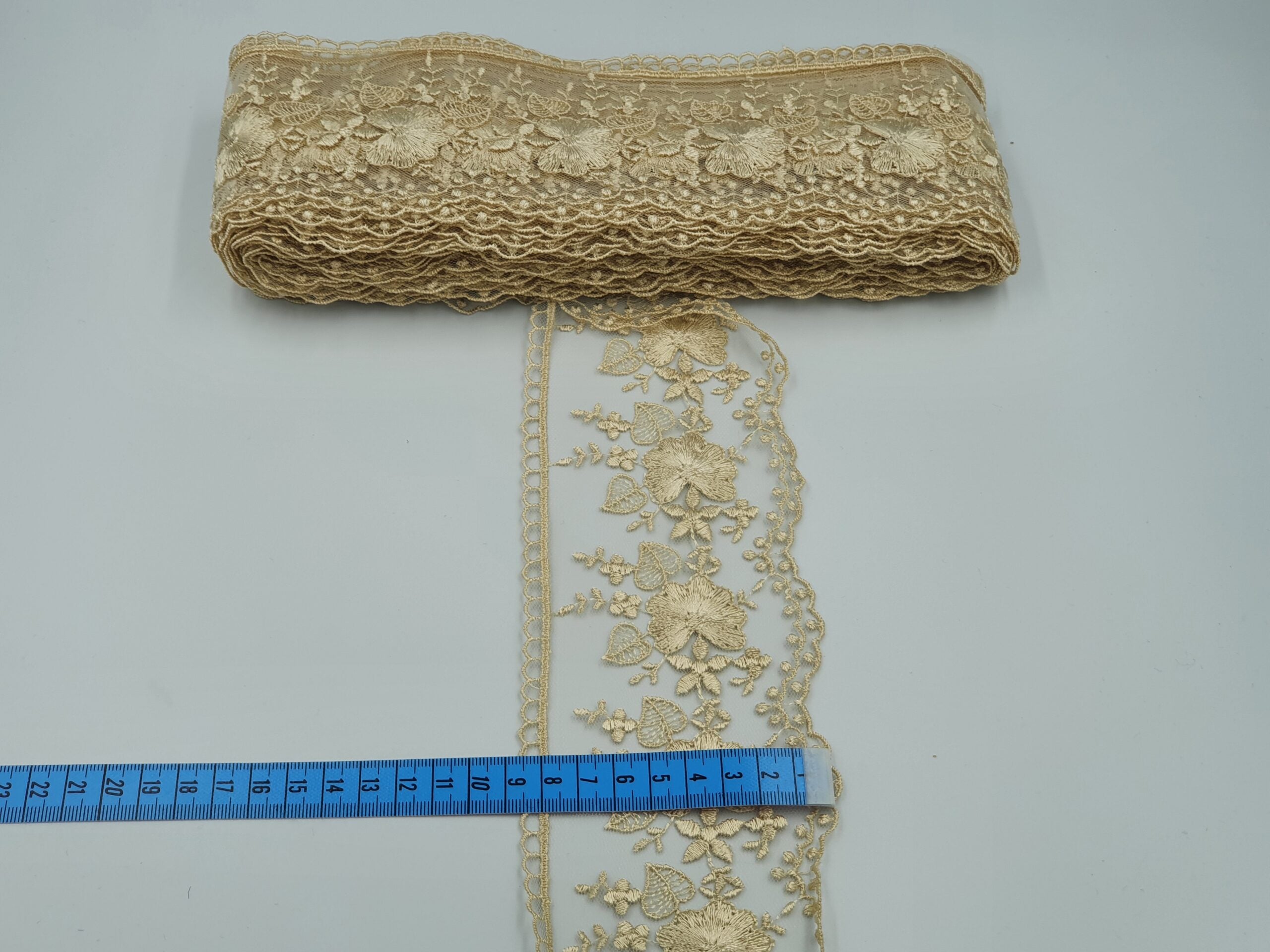 Broderie aurie model din fir de matase