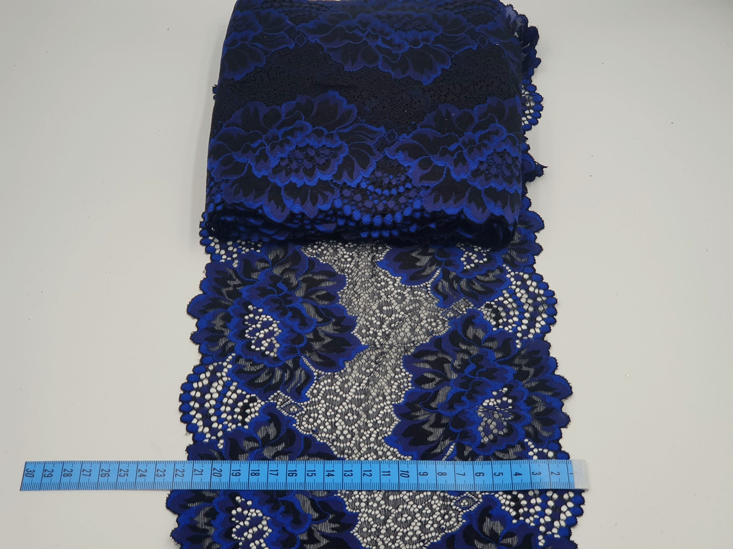 Dantela elastica, neagra cu accente florale albastre, 22cm