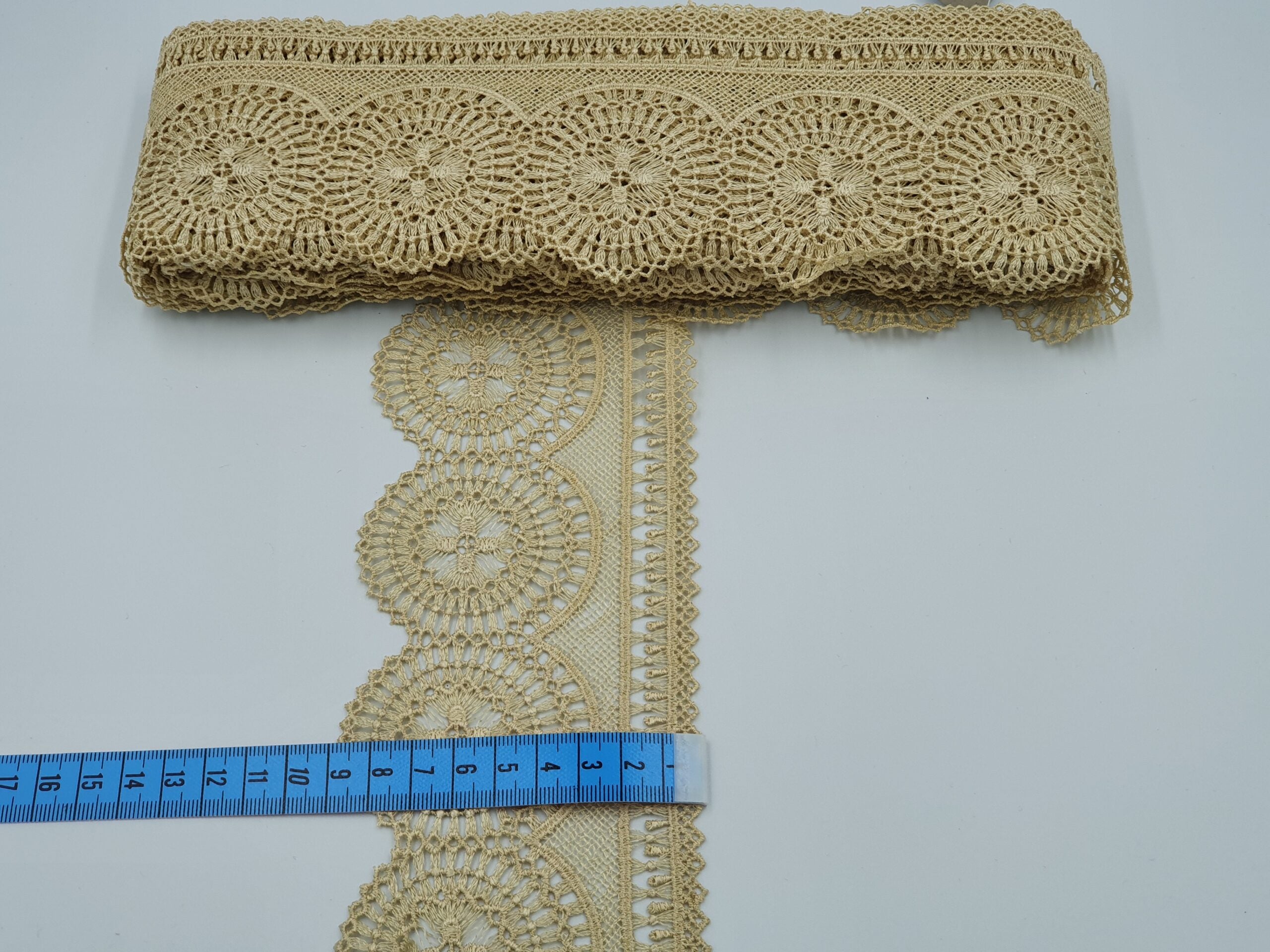 Broderie bej model din fir de matase