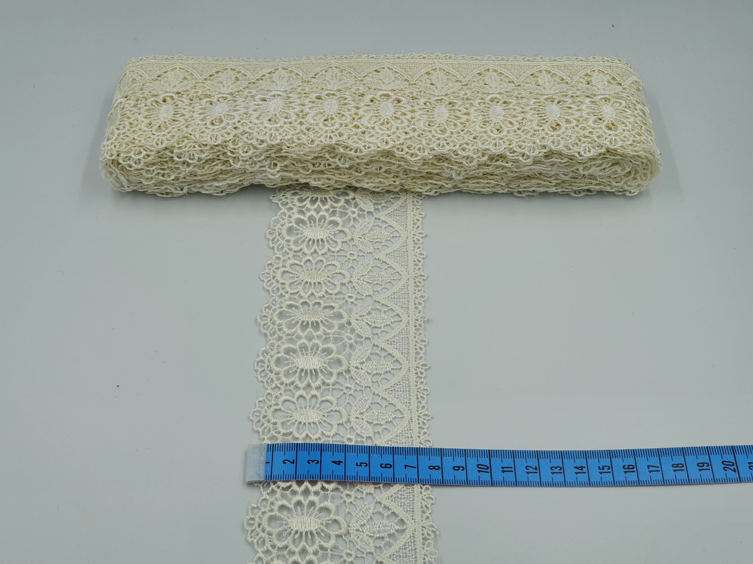 Broderie crem model din fir de matase