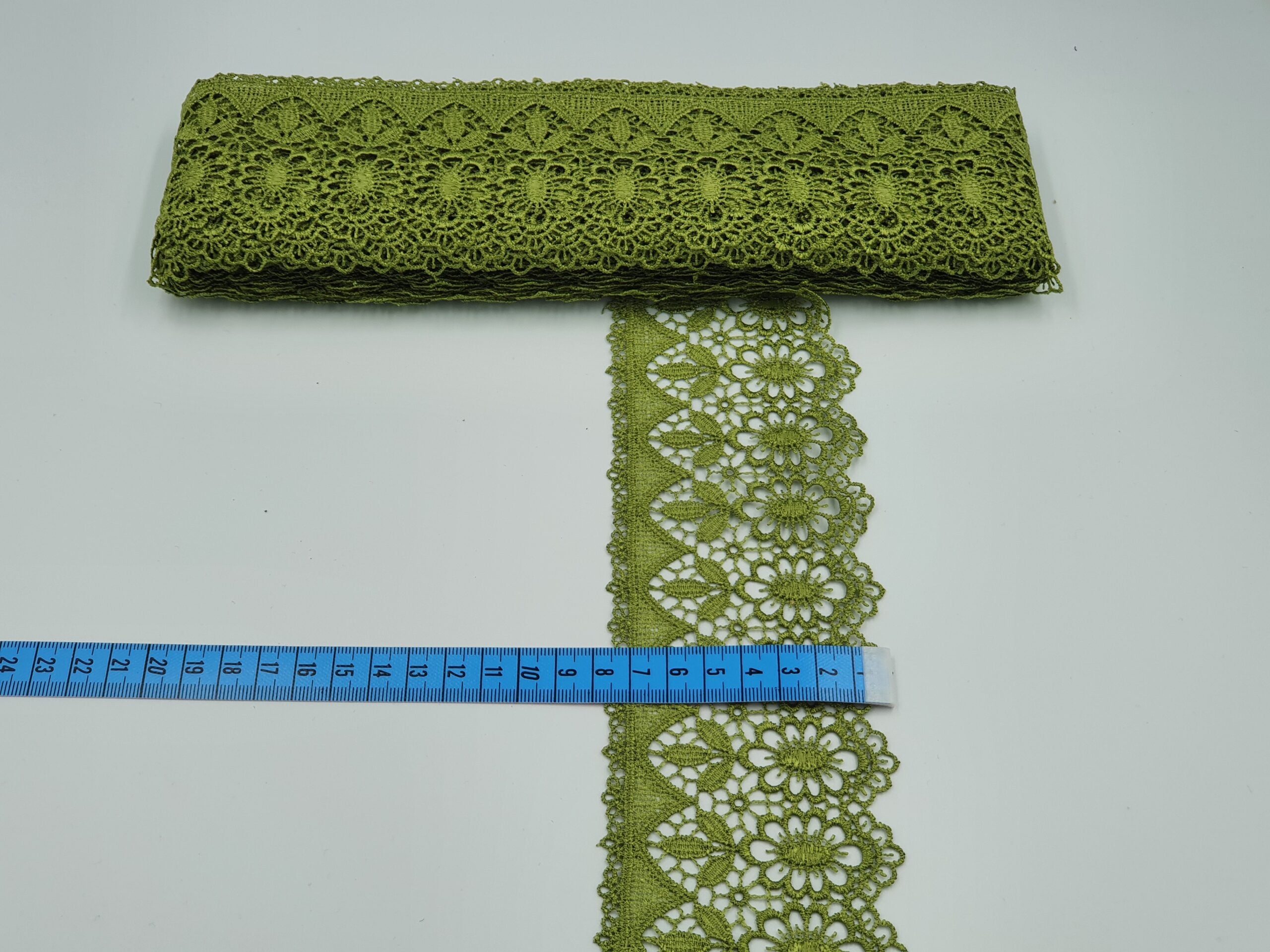 Broderie verde model din fir de matase