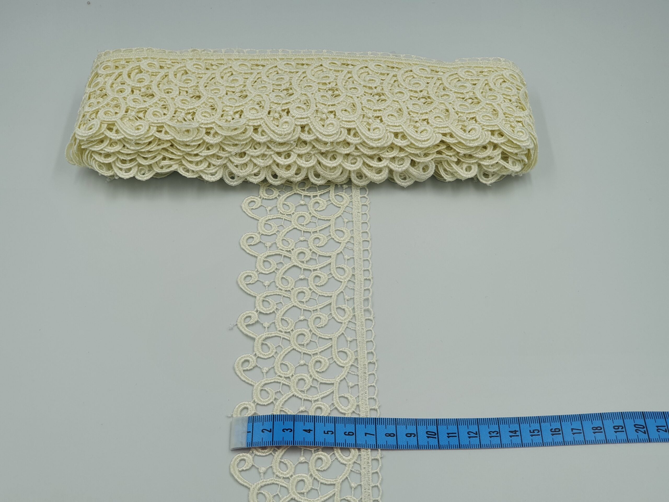 Broderie crem model din fir de matase