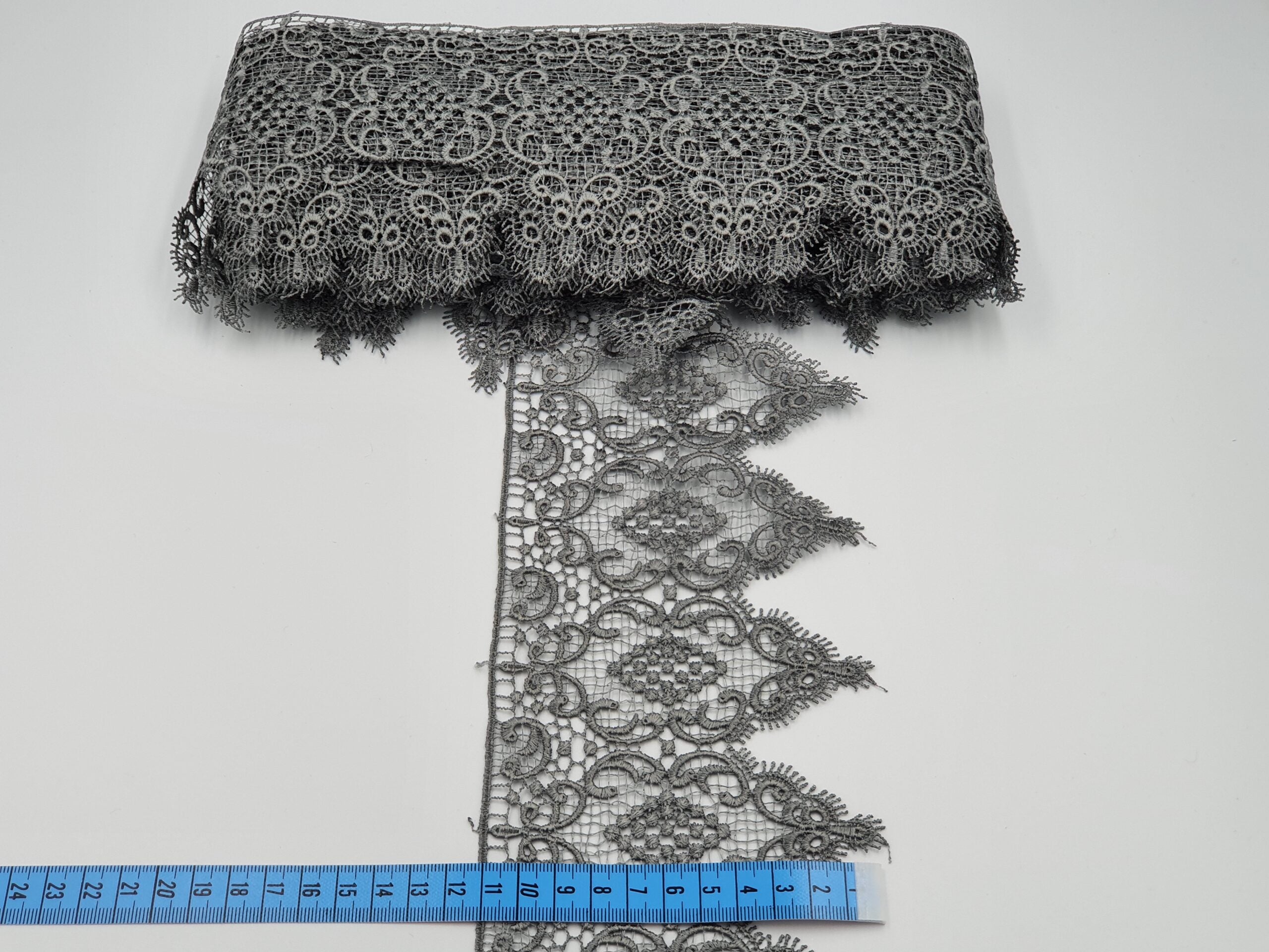 Broderie si gri model din fir de matase