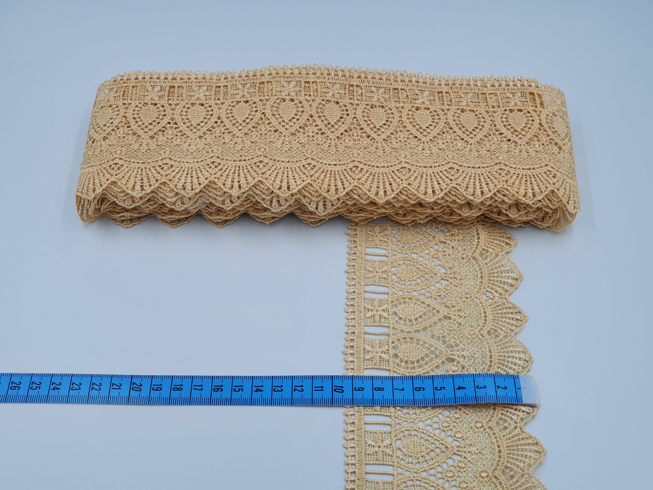 Broderie bej model din fir de matase