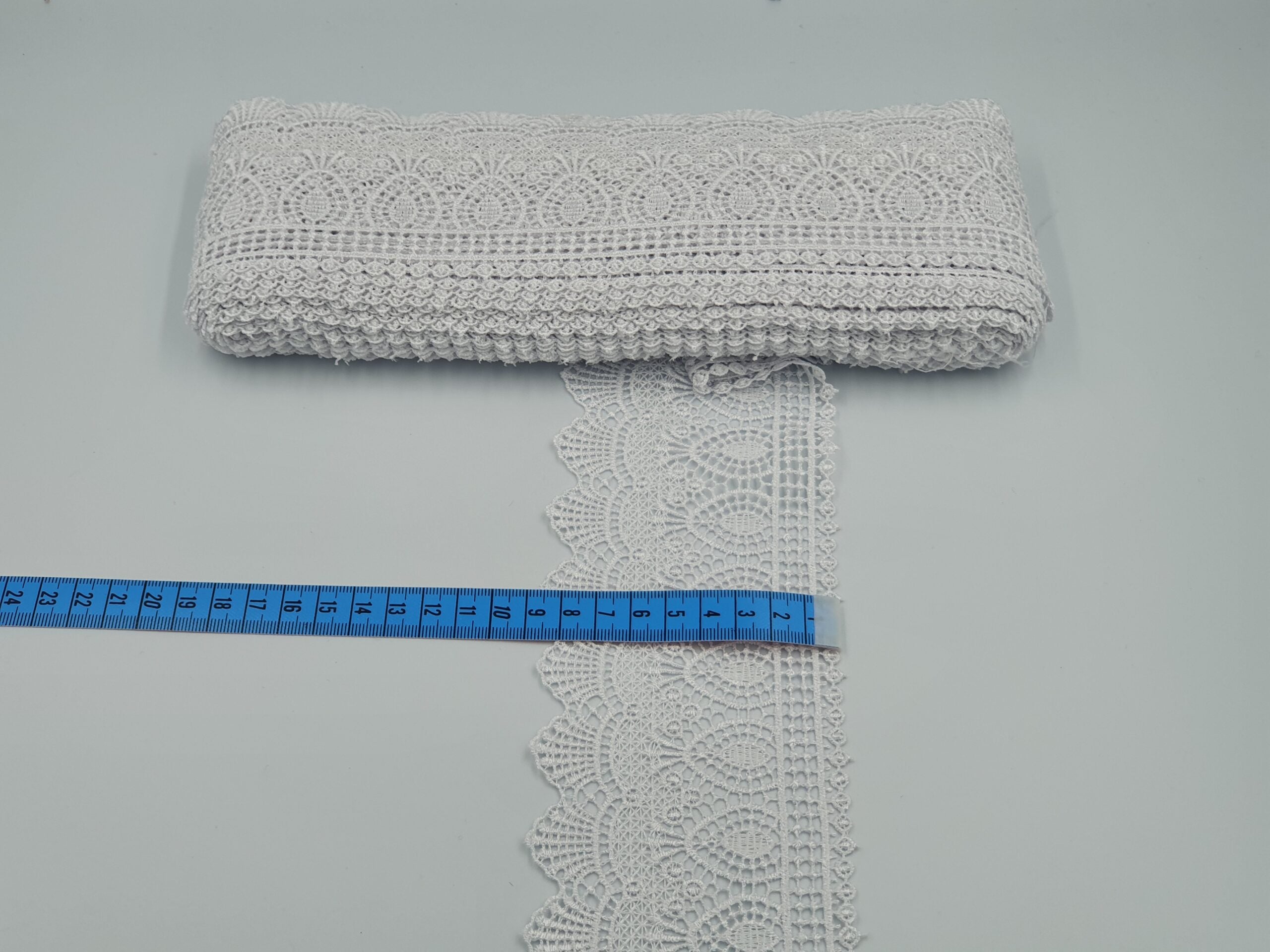 Broderie alba model din fir de matase