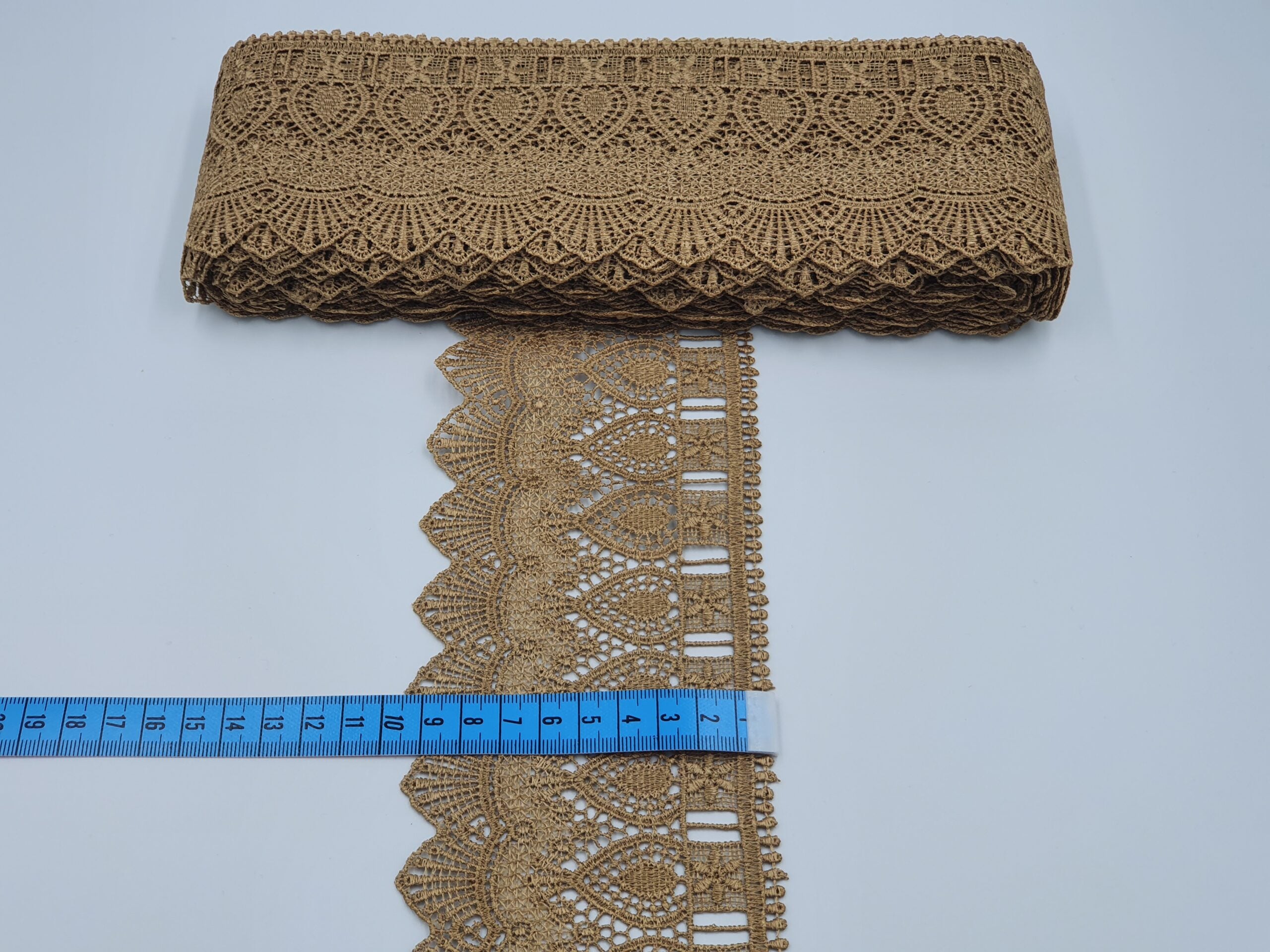 Broderie bej model din fir de matase