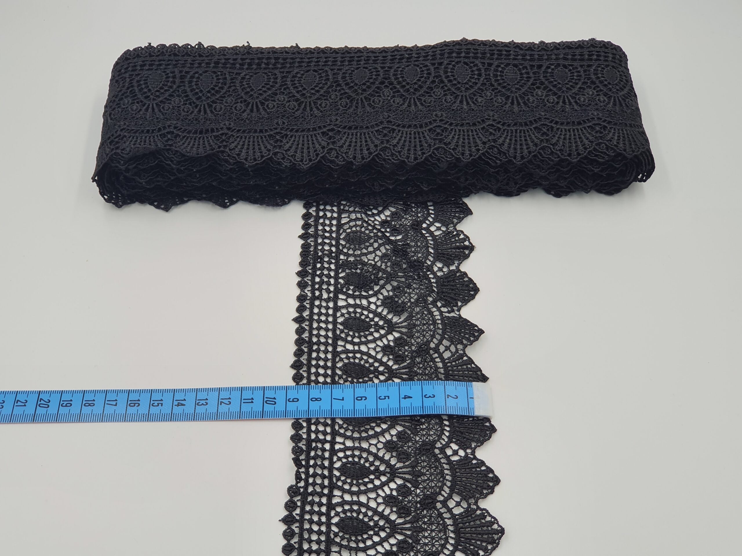 Broderie neagra model din fir de matase