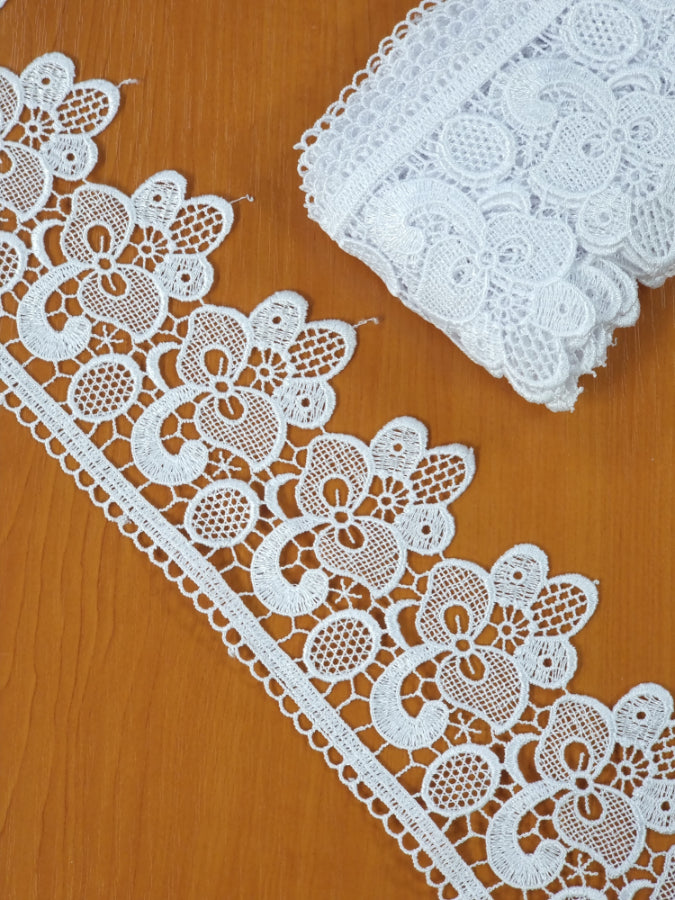 Broderie alba model floral din fir de matase