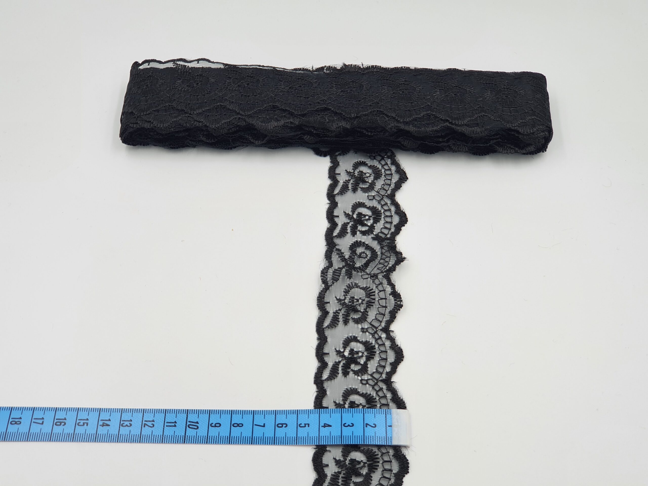 Broderie neagra model din fir de matase