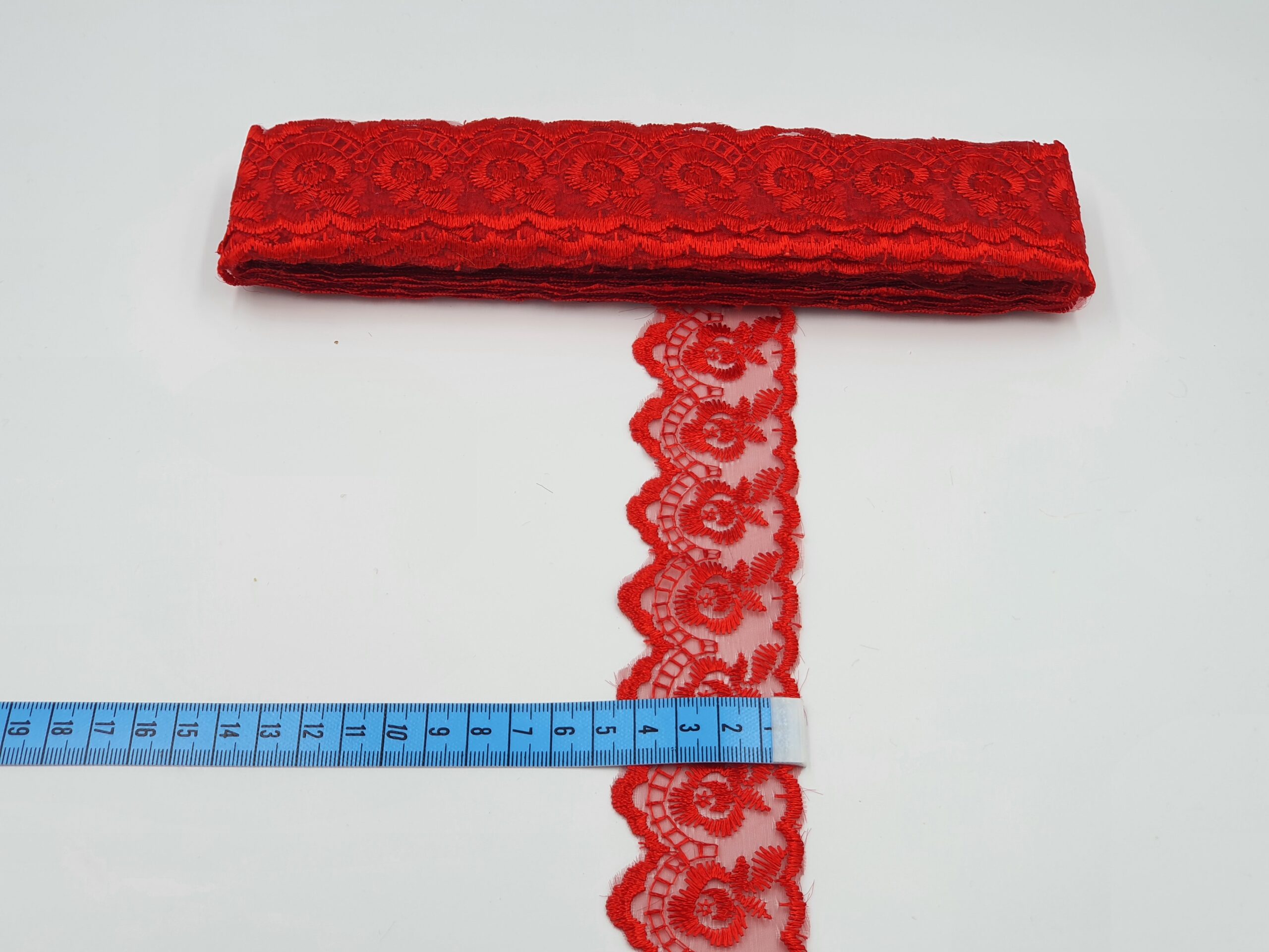 Broderie rosie model din fir de matase