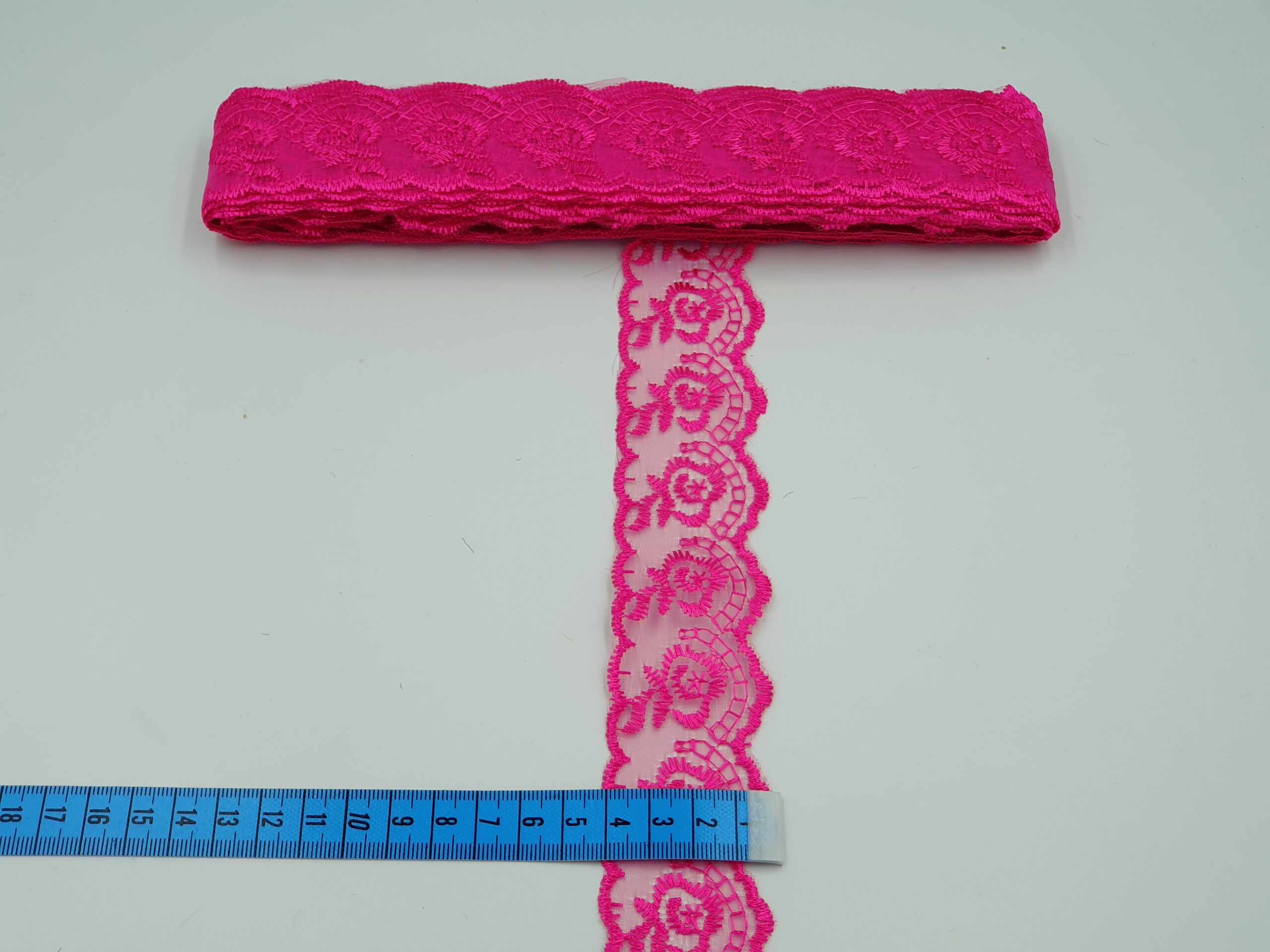 Broderie Roz-ciclam model din fir de matase