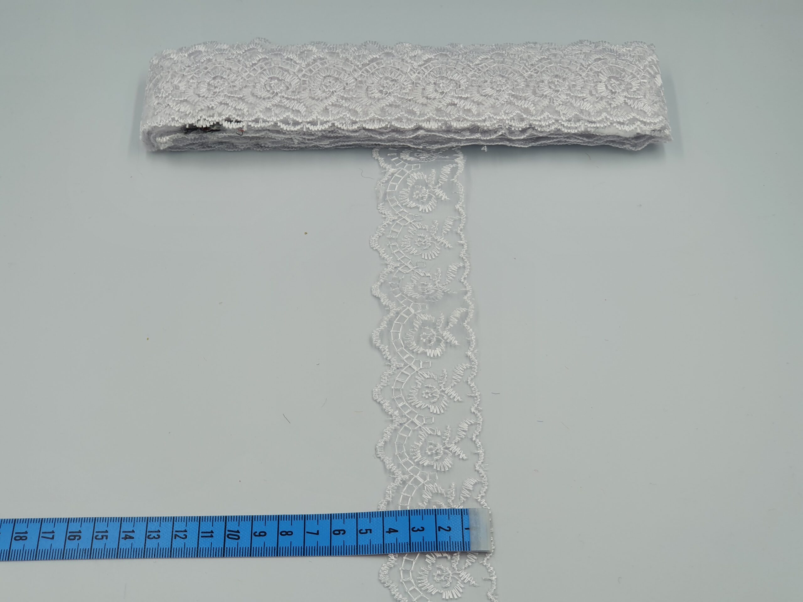 Broderie alba model din fir de matase