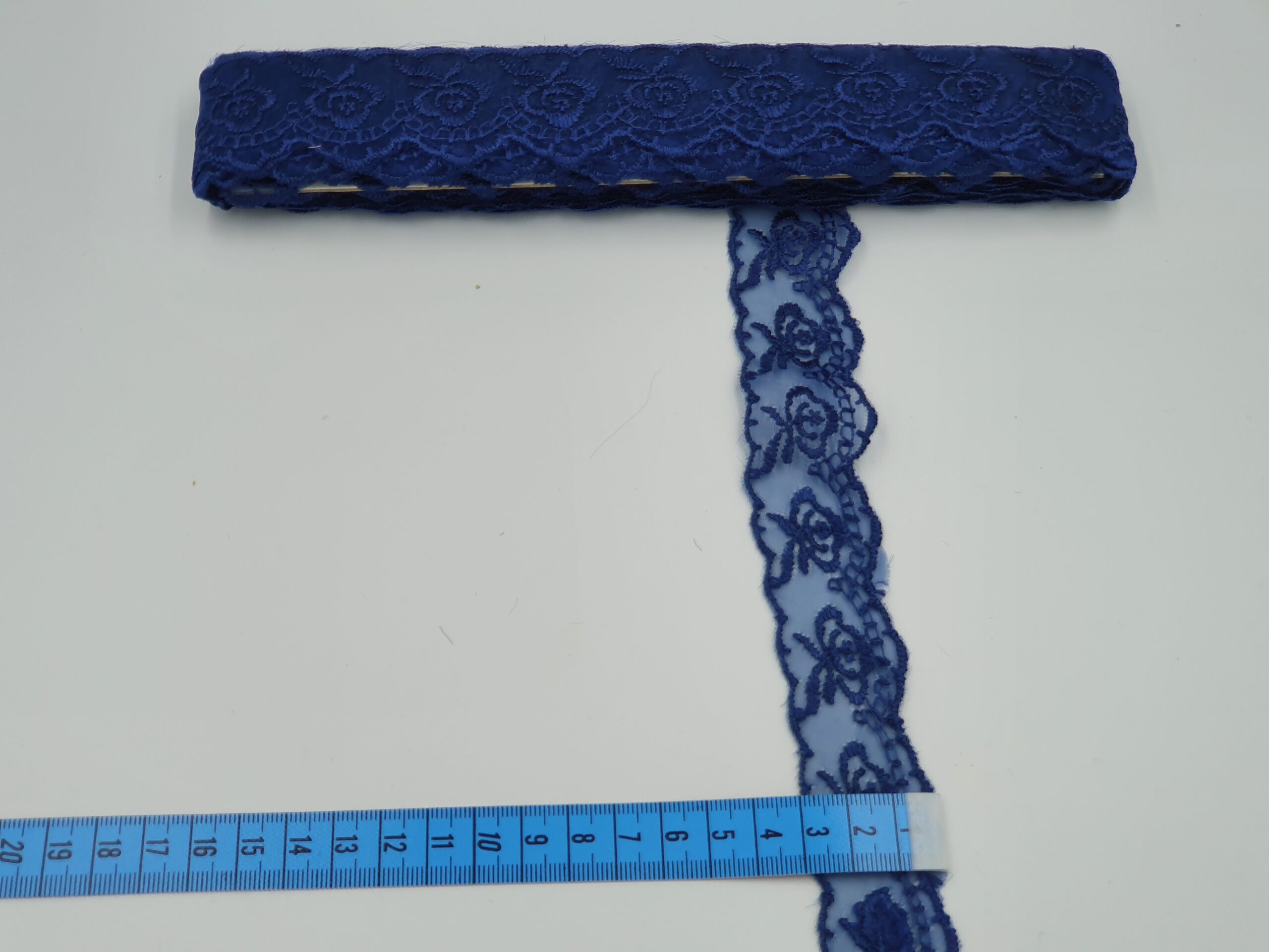 Broderie albastra model din fir de matase