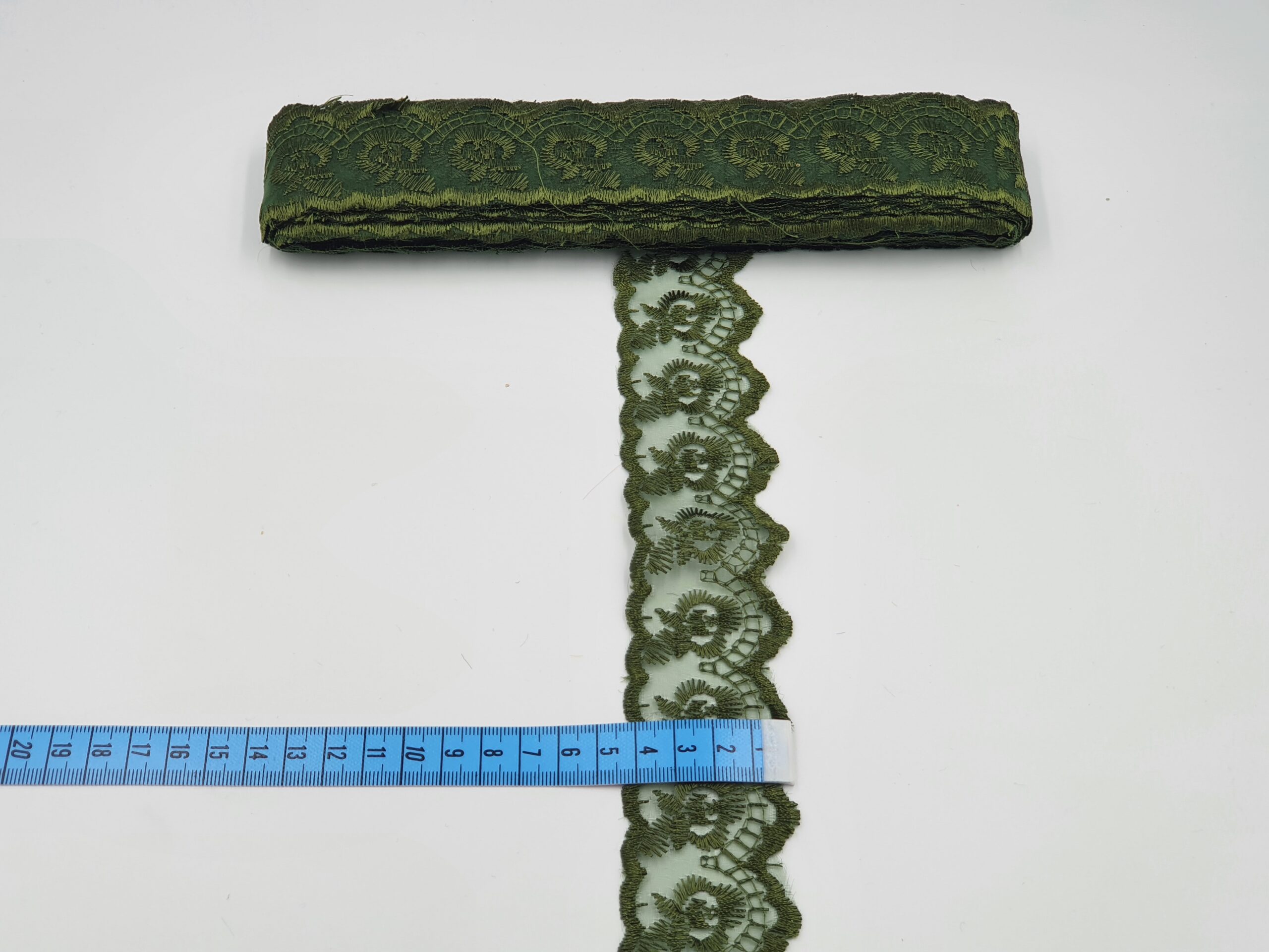 Broderie verde model din fir de matase