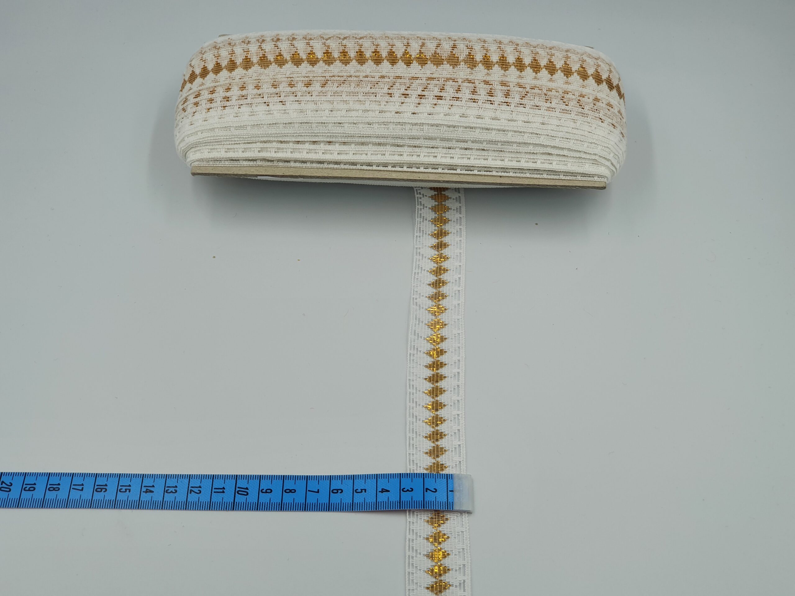 Broderie alba cu auriu model din fir de matase