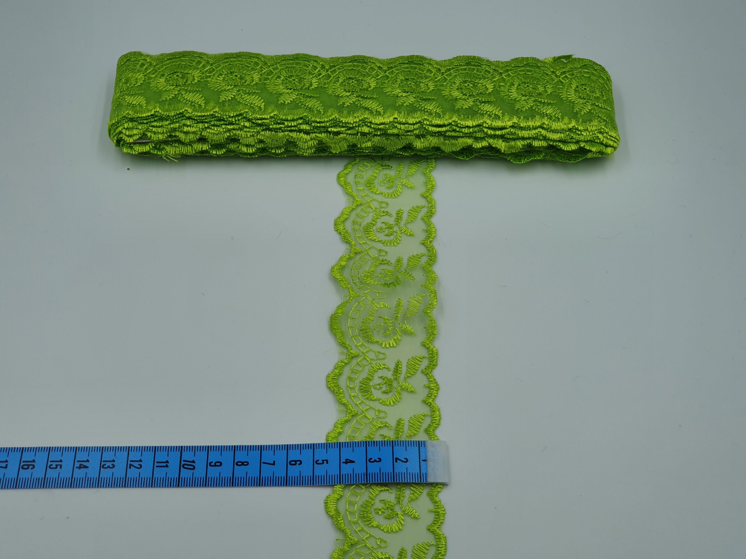 Broderie verde model din fir de matase