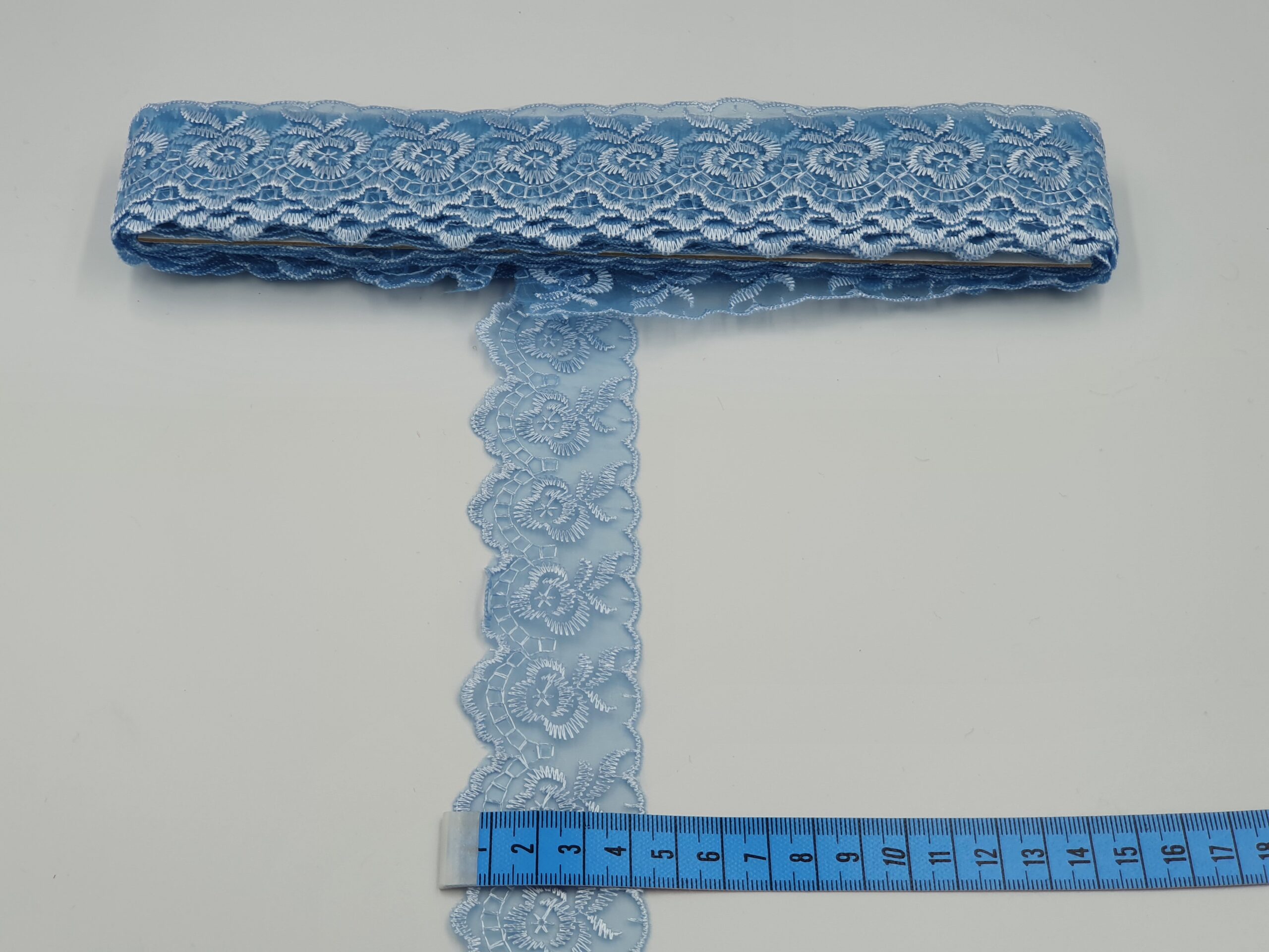 Broderie bleu-deschis model din fir de matase