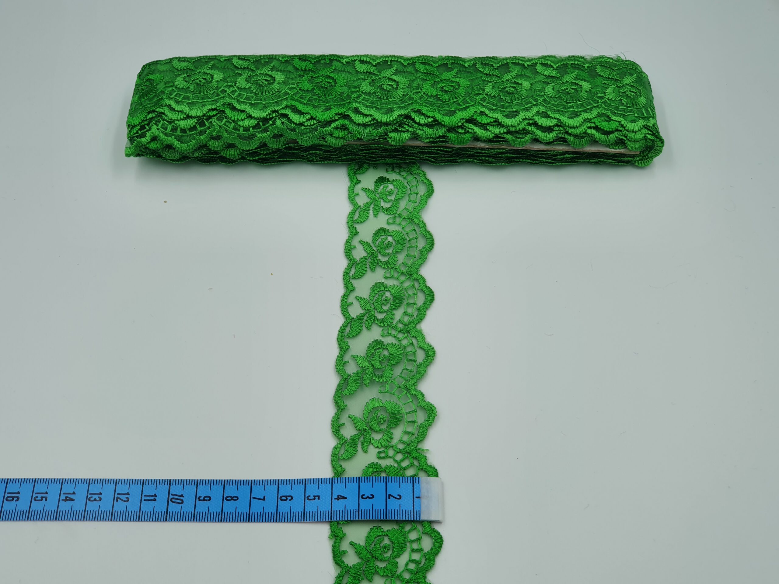 Broderie verde model din fir de matase