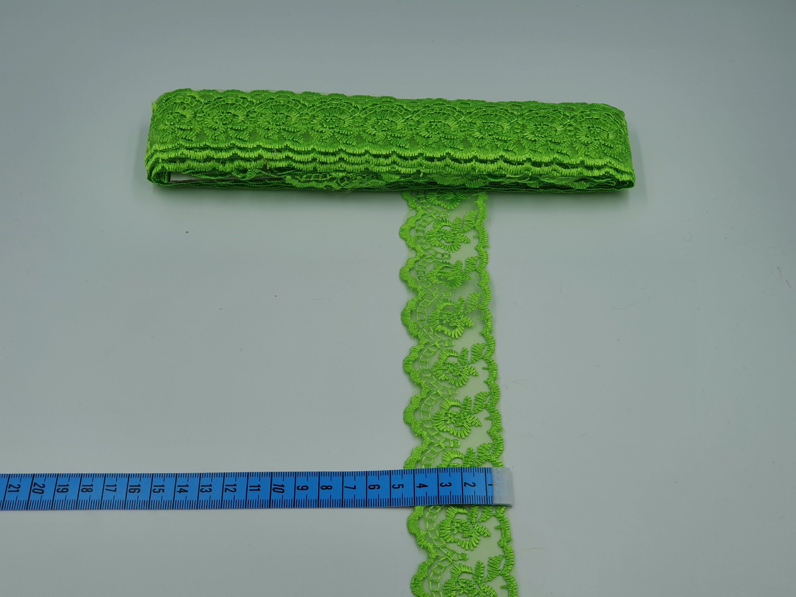 Broderie verde model din fir de matase