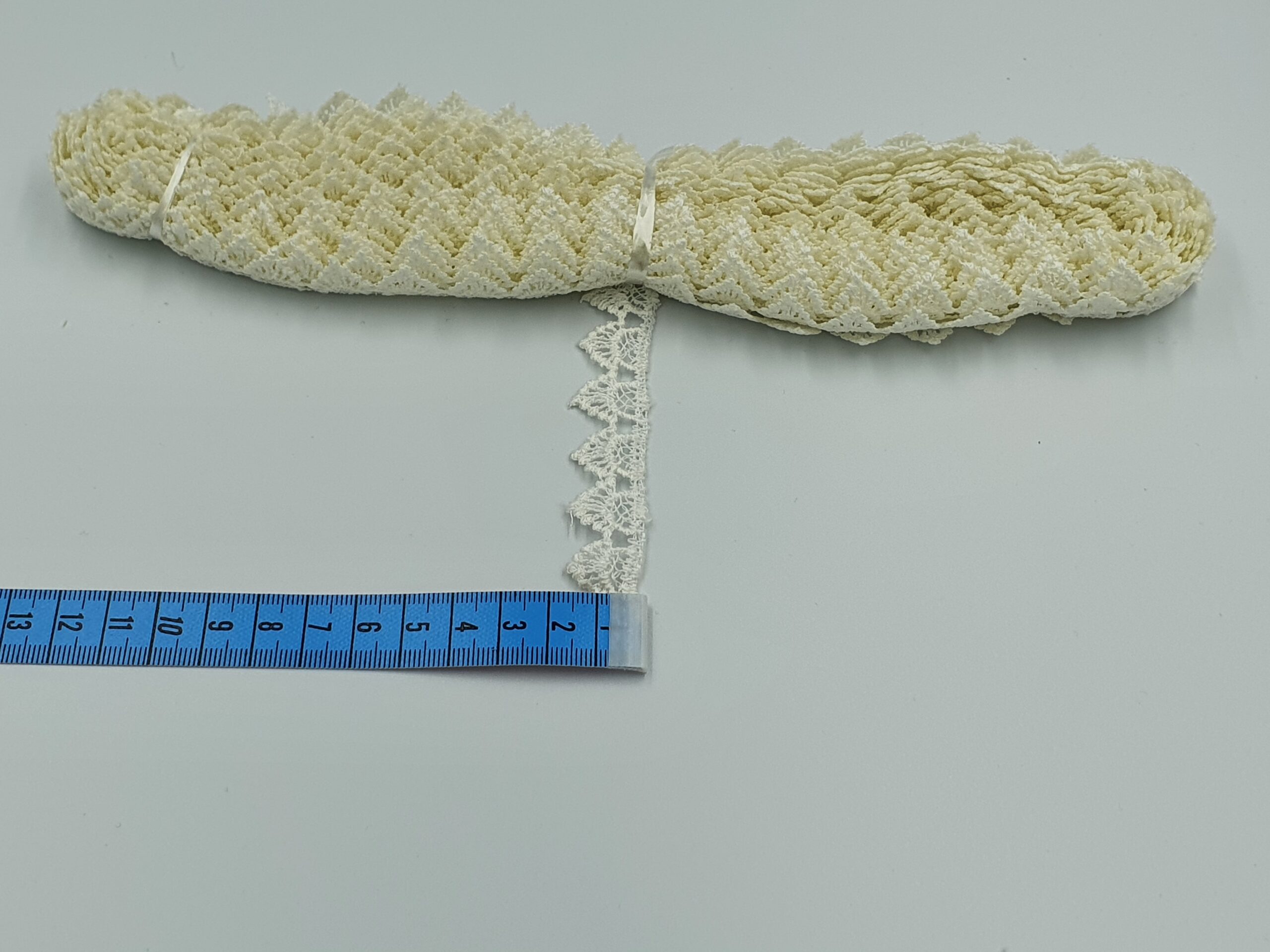 Broderie crem model din fir de matase