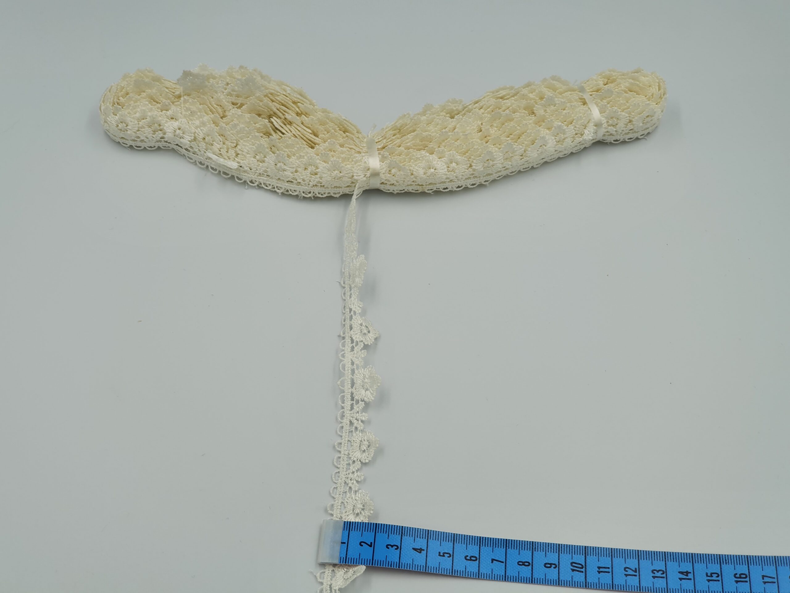 Broderie crem model din fir de matase