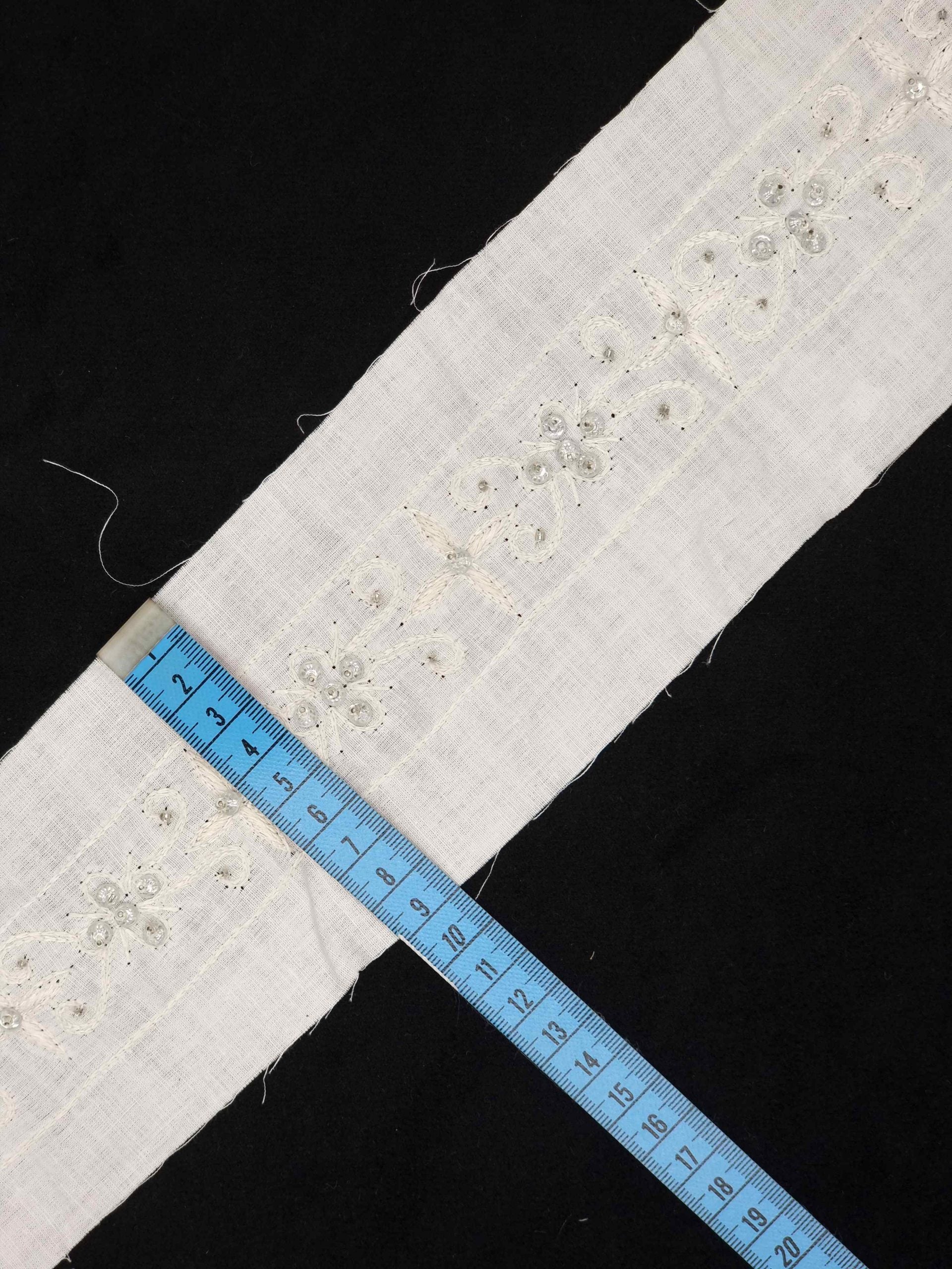 Dantela Bumbac, pe pânză, 9 cm, model îngust ștrasuri cusute