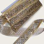Pasmanterie model flori cu oglinzi, latime 5cm, aurie