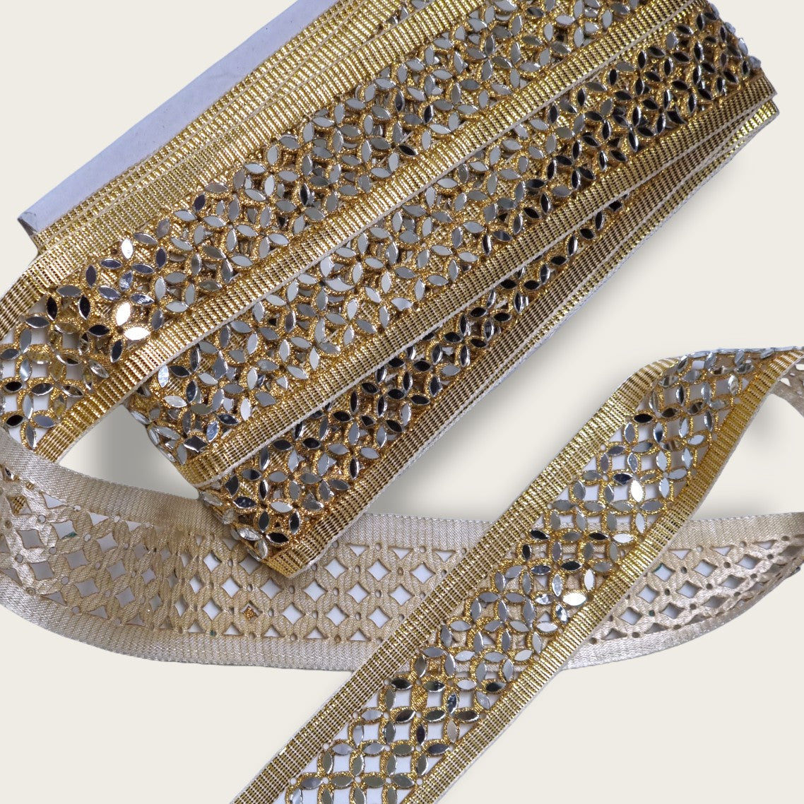 Pasmanterie model flori cu oglinzi, latime 5cm, aurie