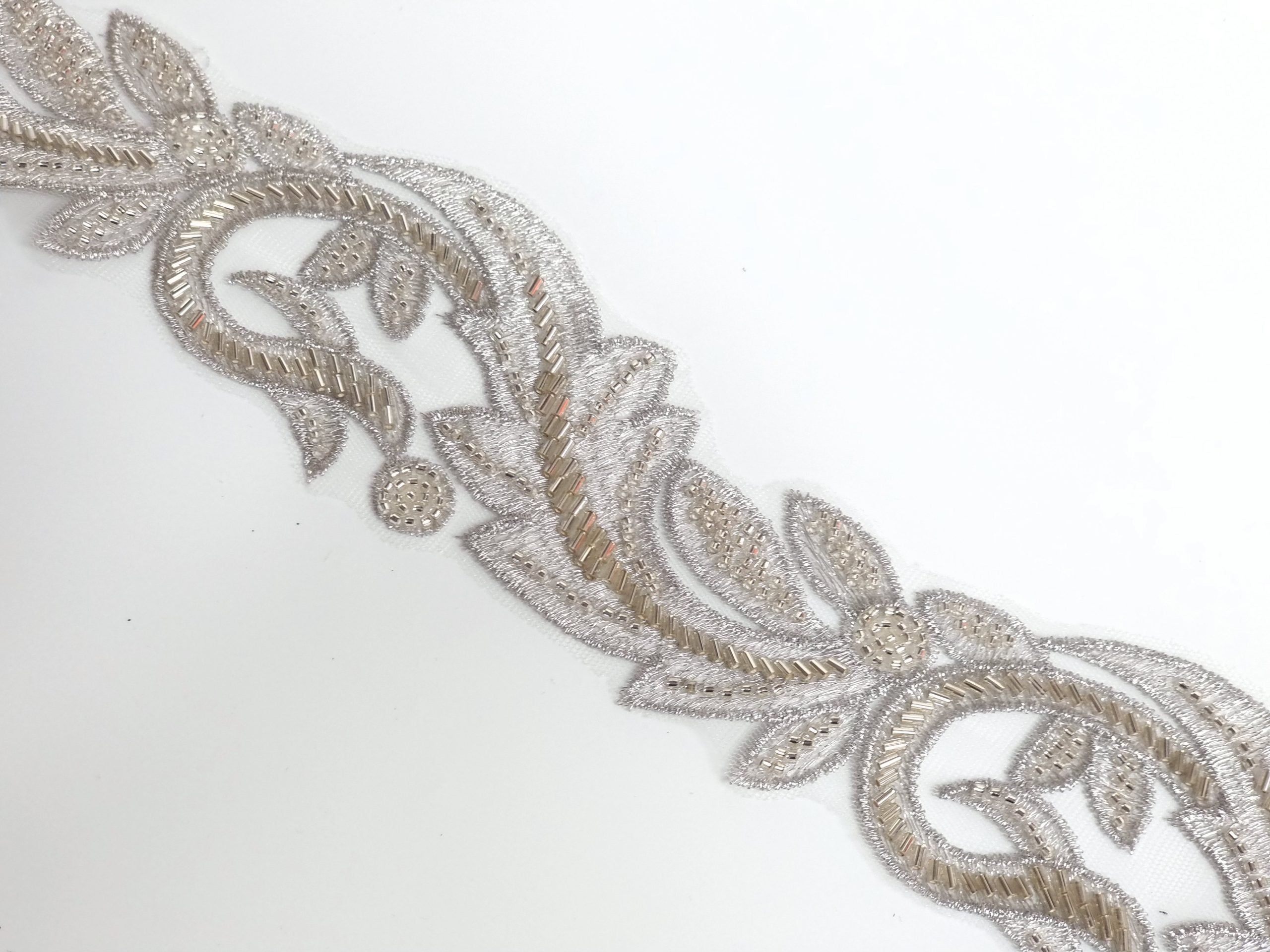 Pasmanterie de ocazie, model floral, cu margele cilindrice cusute, 5cm, argintiu