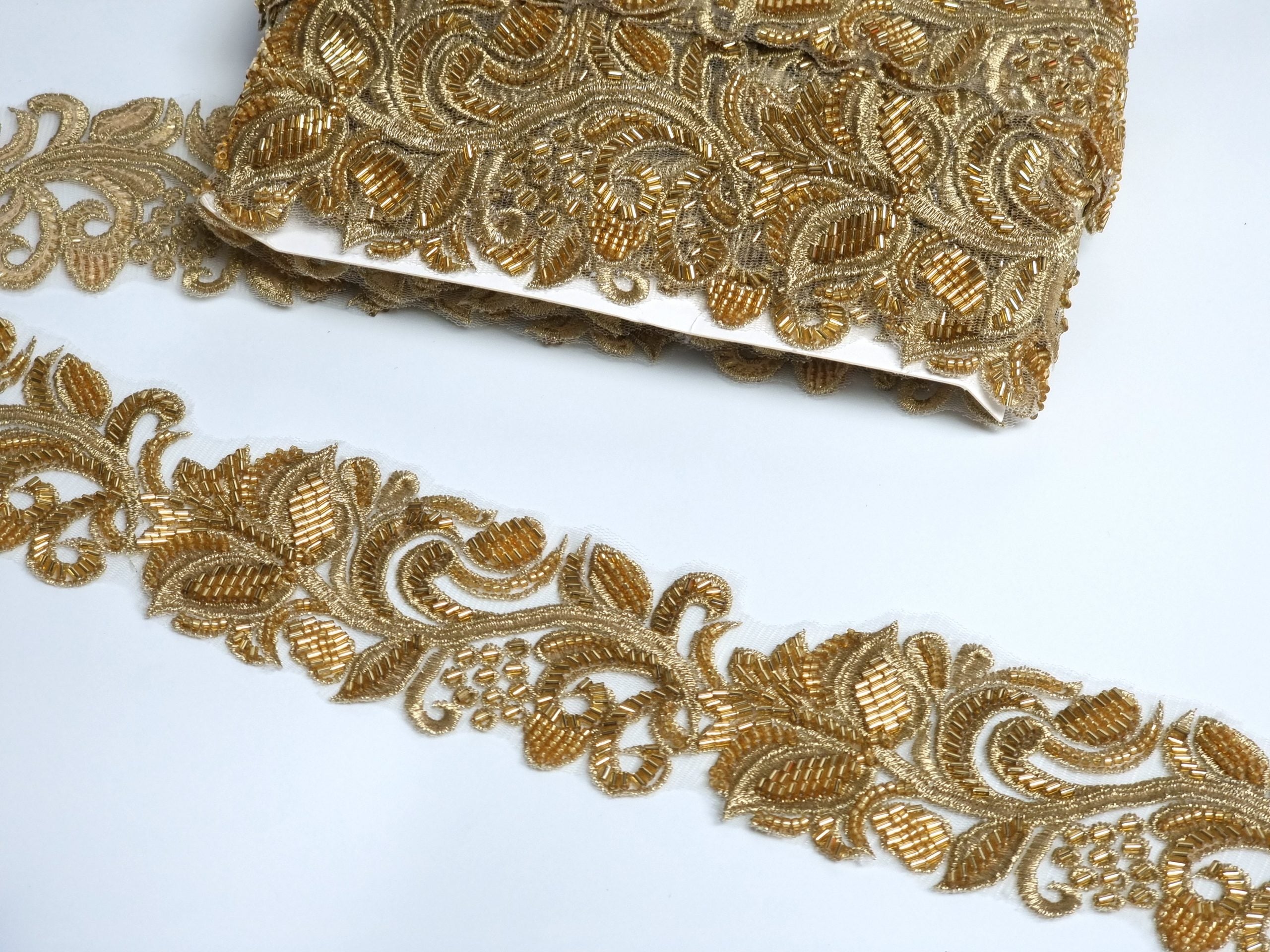 Pasmanterie model frunze, latime 6cm, cu margele cilindrice cusute, auriu