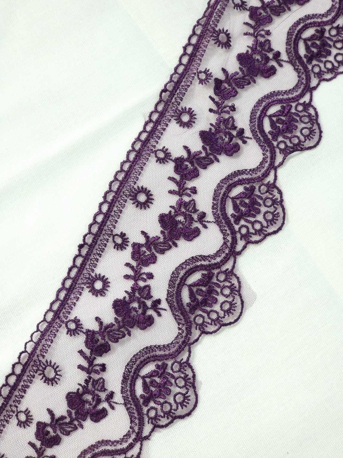 Dantela cu broderie pe fundal din tull, latime 6cm, Mov Pruna
