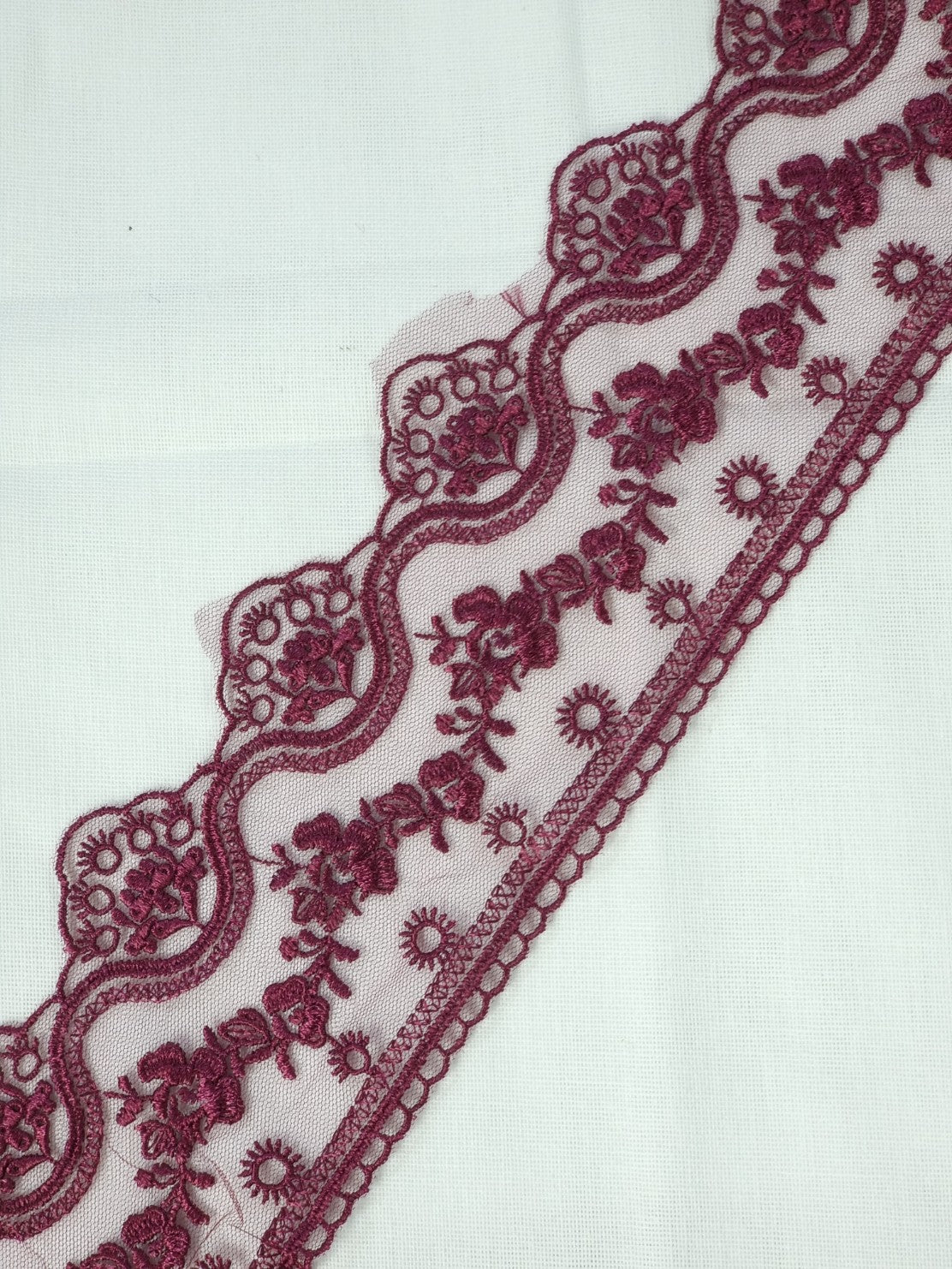 Dantela cu broderie pe fundal din tull, latime 6cm, Grena