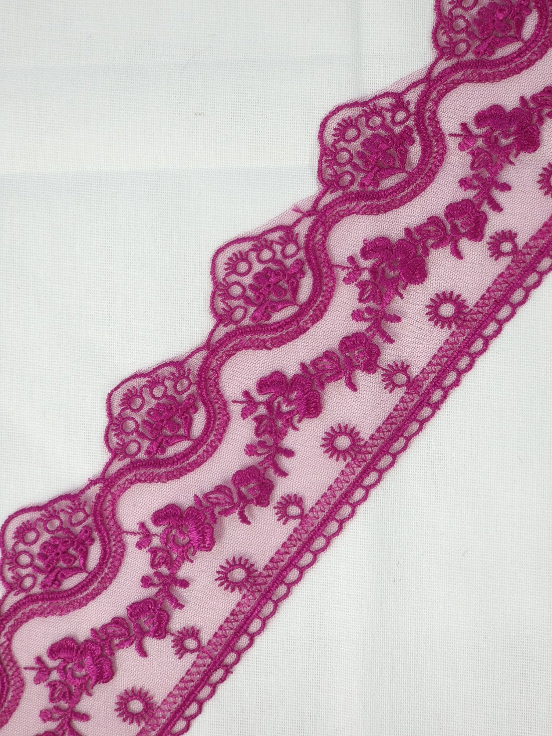 Dantela cu broderie pe fundal din tull, latime 6cm, Roz Ciclam inchis