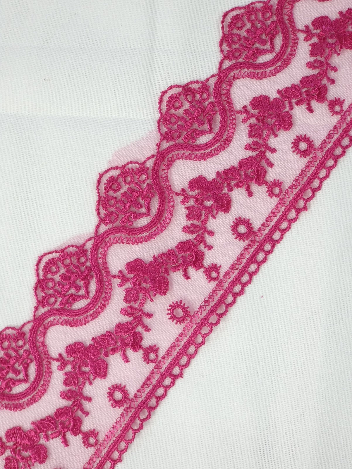 Dantela cu broderie pe fundal din tull, latime 6cm, Roz Ciclam