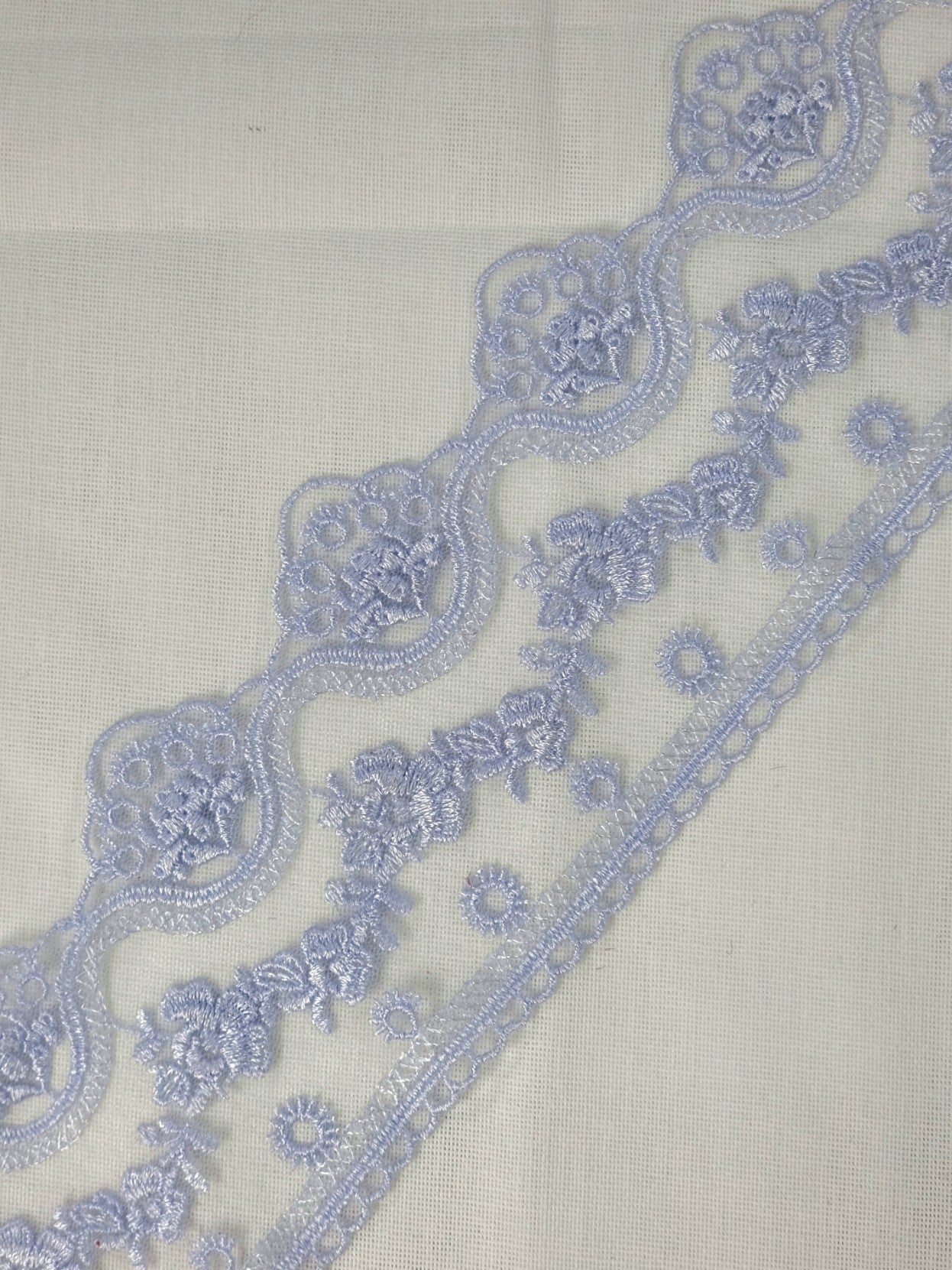 Dantela cu broderie pe fundal din tull, latime 6cm, BLEO