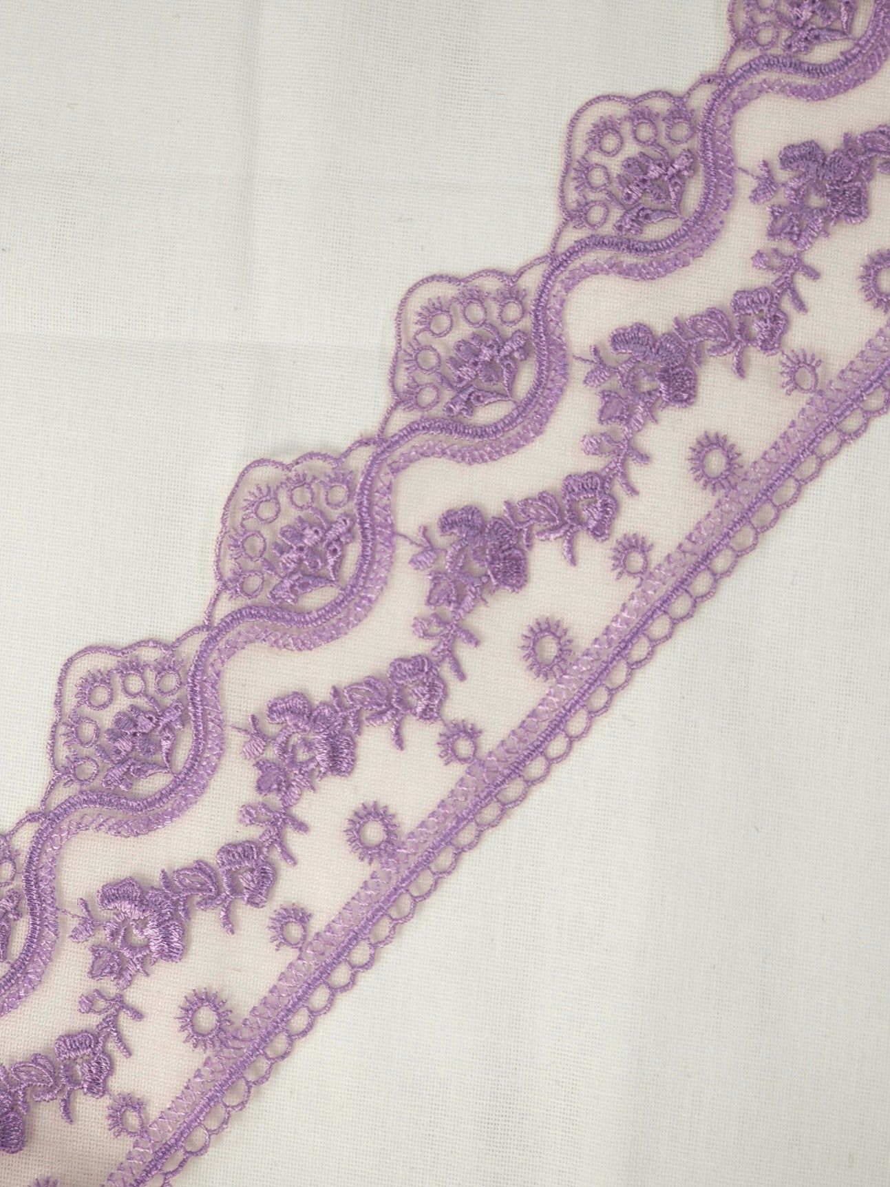 Dantela cu broderie pe fundal din tull, latime 6cm, Mov lila