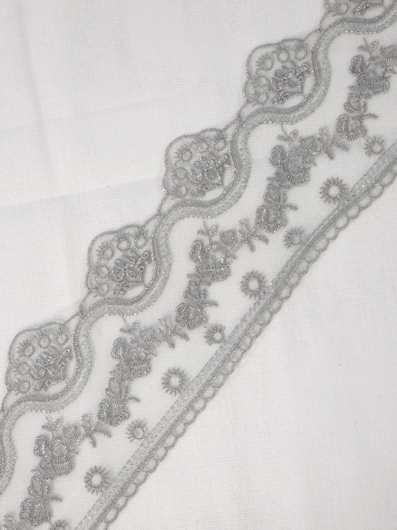 Dantela cu broderie pe fundal din tull, latime 6cm, Gri