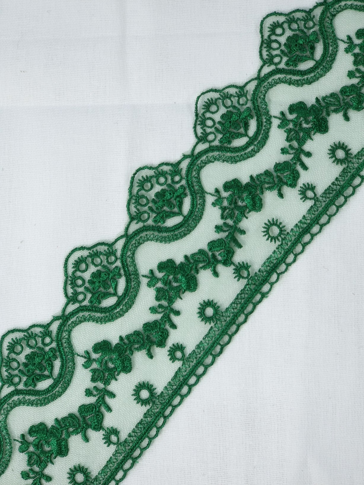 Dantela cu broderie pe fundal din tull, latime 6cm, Verde