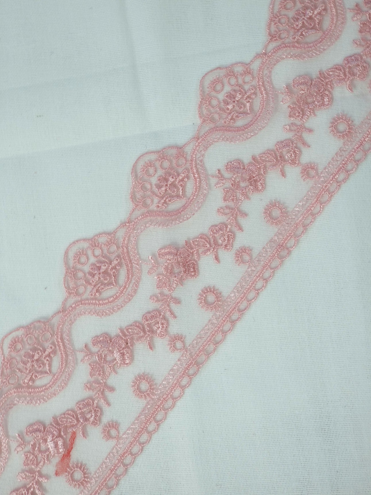 Dantela cu broderie pe fundal din tull, latime 6cm, Roz